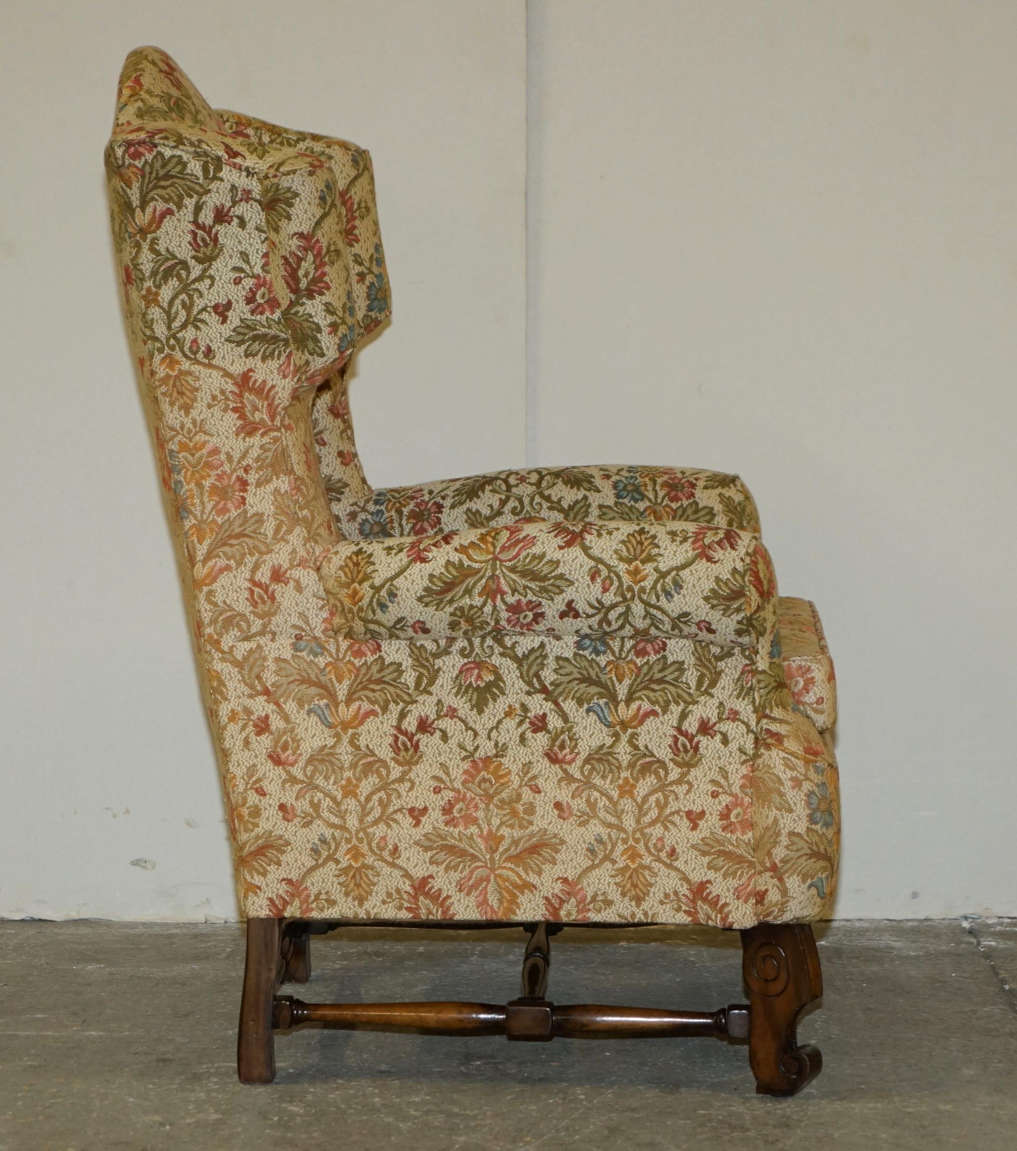 PAIR OF ANTIQUE ITALIAN CAROLEAN HIGH BACK WiNGBACK ARMCHAIRS FOR UPHOLSTERY For Sale 5