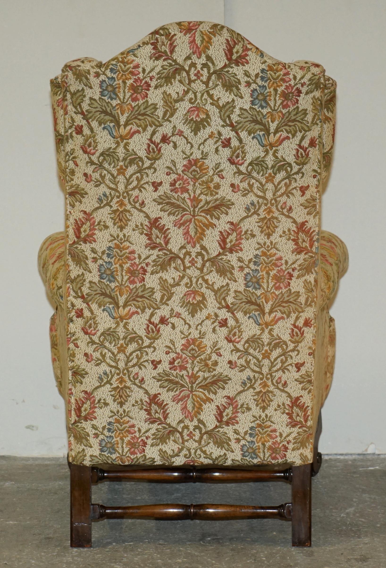 PAIR OF ANTIQUE ITALIAN CAROLEAN HIGH BACK WiNGBACK ARMCHAIRS FOR UPHOLSTERY For Sale 6