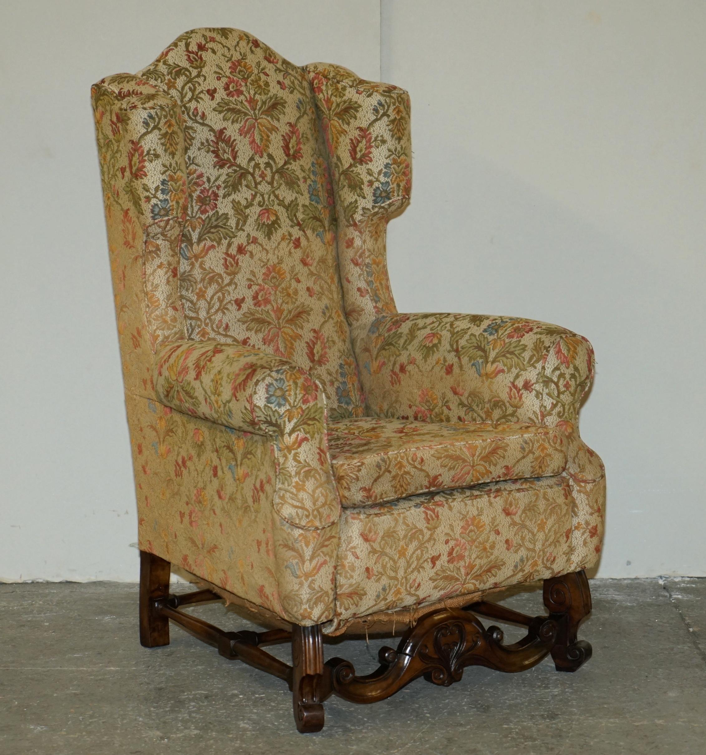 PAIR OF ANTIQUE ITALIAN CAROLEAN HIGH BACK WiNGBACK ARMCHAIRS FOR UPHOLSTERY For Sale 8