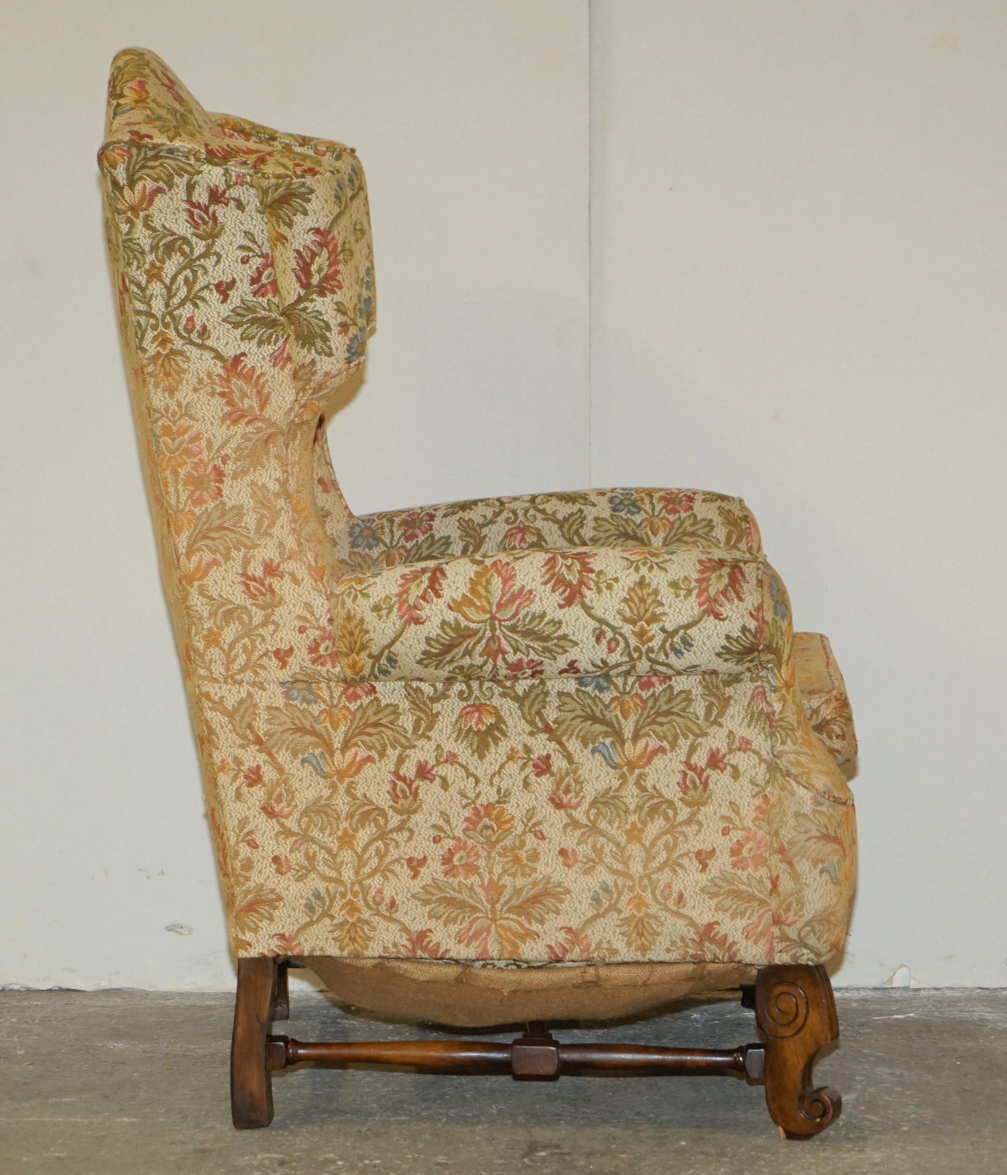 PAIR OF ANTIQUE ITALIAN CAROLEAN HIGH BACK WiNGBACK ARMCHAIRS FOR UPHOLSTERY For Sale 11