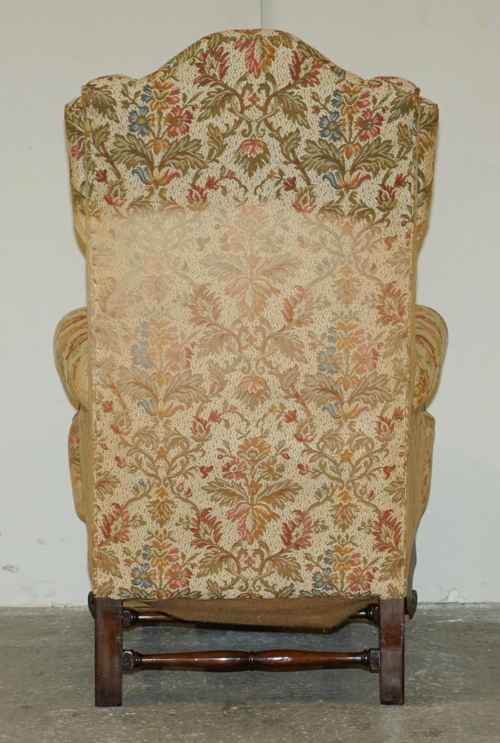 PAIR OF ANTIQUE ITALIAN CAROLEAN HIGH BACK WiNGBACK ARMCHAIRS FOR UPHOLSTERY For Sale 12