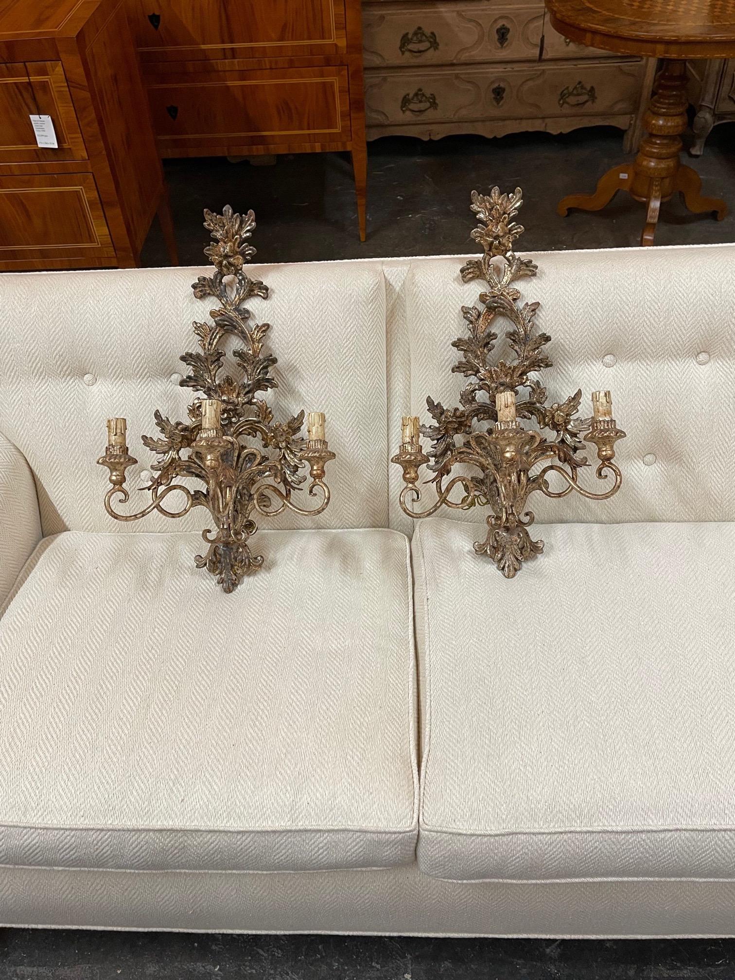 Elegante coppia di applique italiane in legno intagliato e policromato a 3 luci. Ben scolpito e con una bella scala e forma. Una bella coppia!