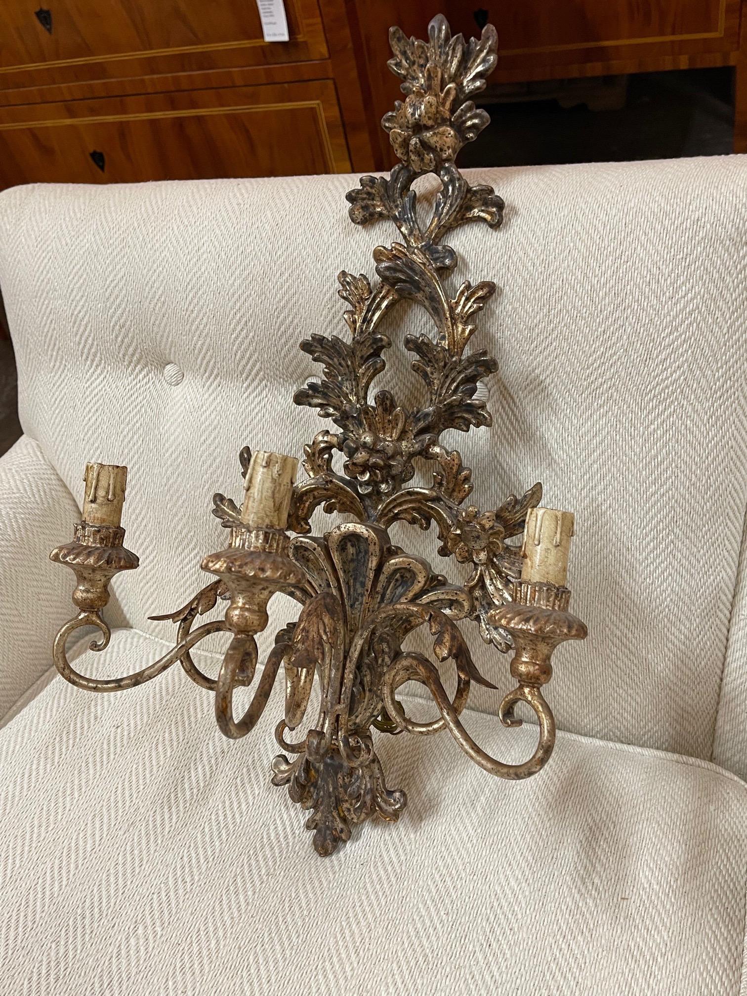 Italiano Coppia di antichi lampadari italiani a 3 bracci in legno intagliato e policromato in vendita