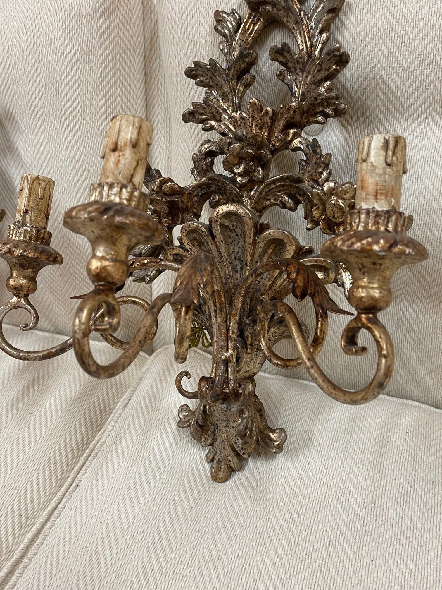 Policromo Coppia di antichi lampadari italiani a 3 bracci in legno intagliato e policromato in vendita