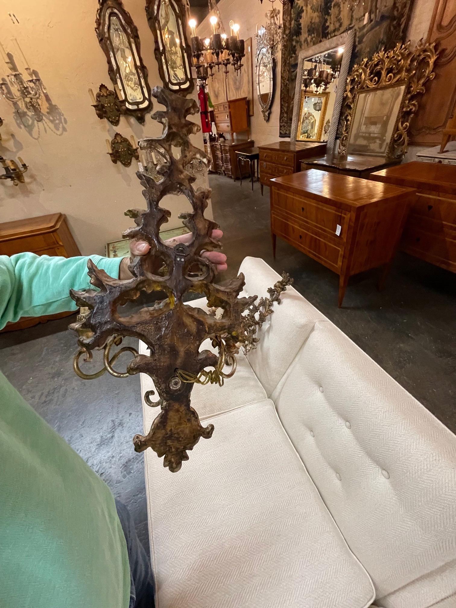 Coppia di antichi lampadari italiani a 3 bracci in legno intagliato e policromato in vendita 2