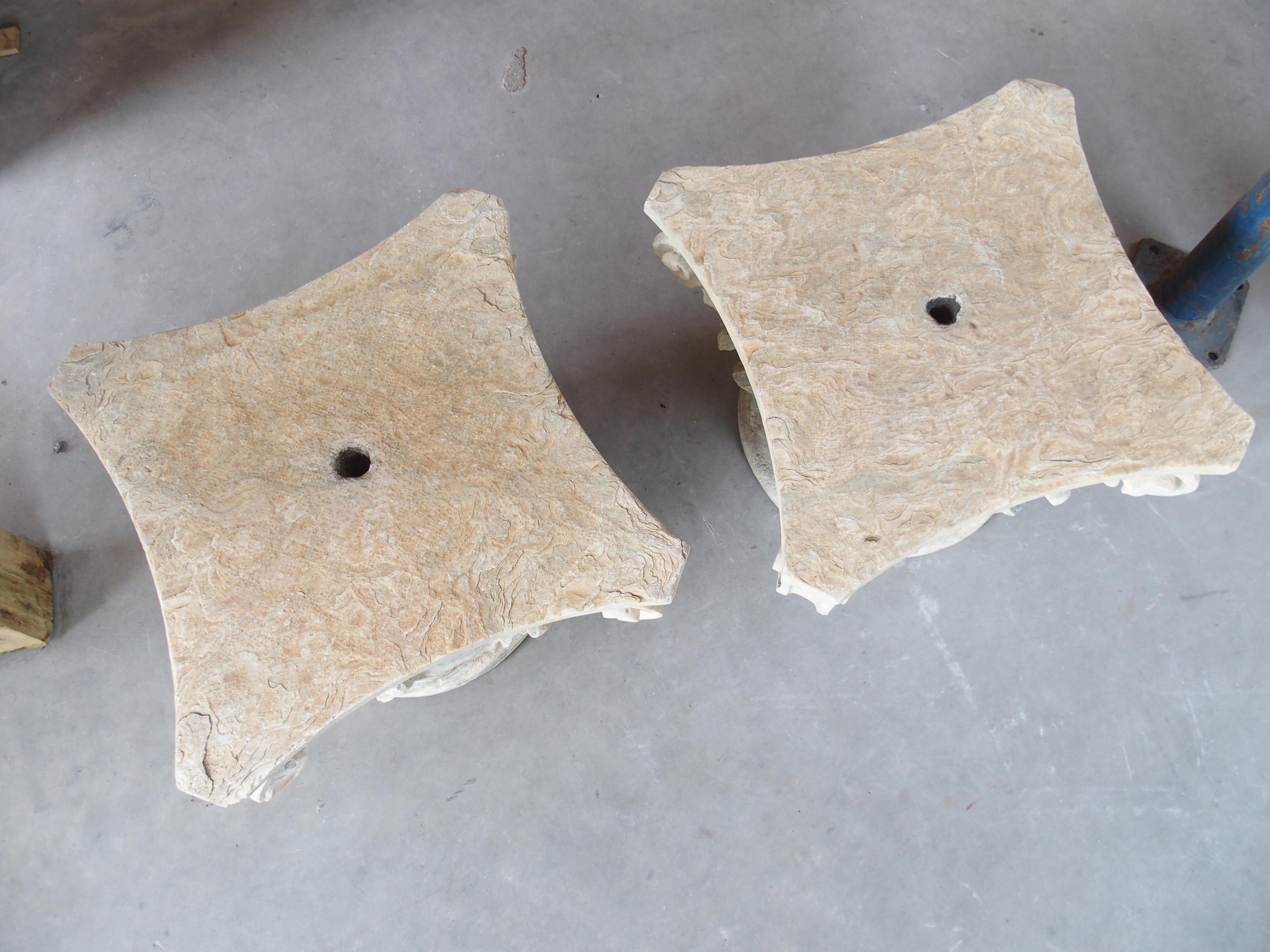 Pareja de antiguos capiteles de columna italianos de mármol tallado y envejecido, circa 1850 en venta 3