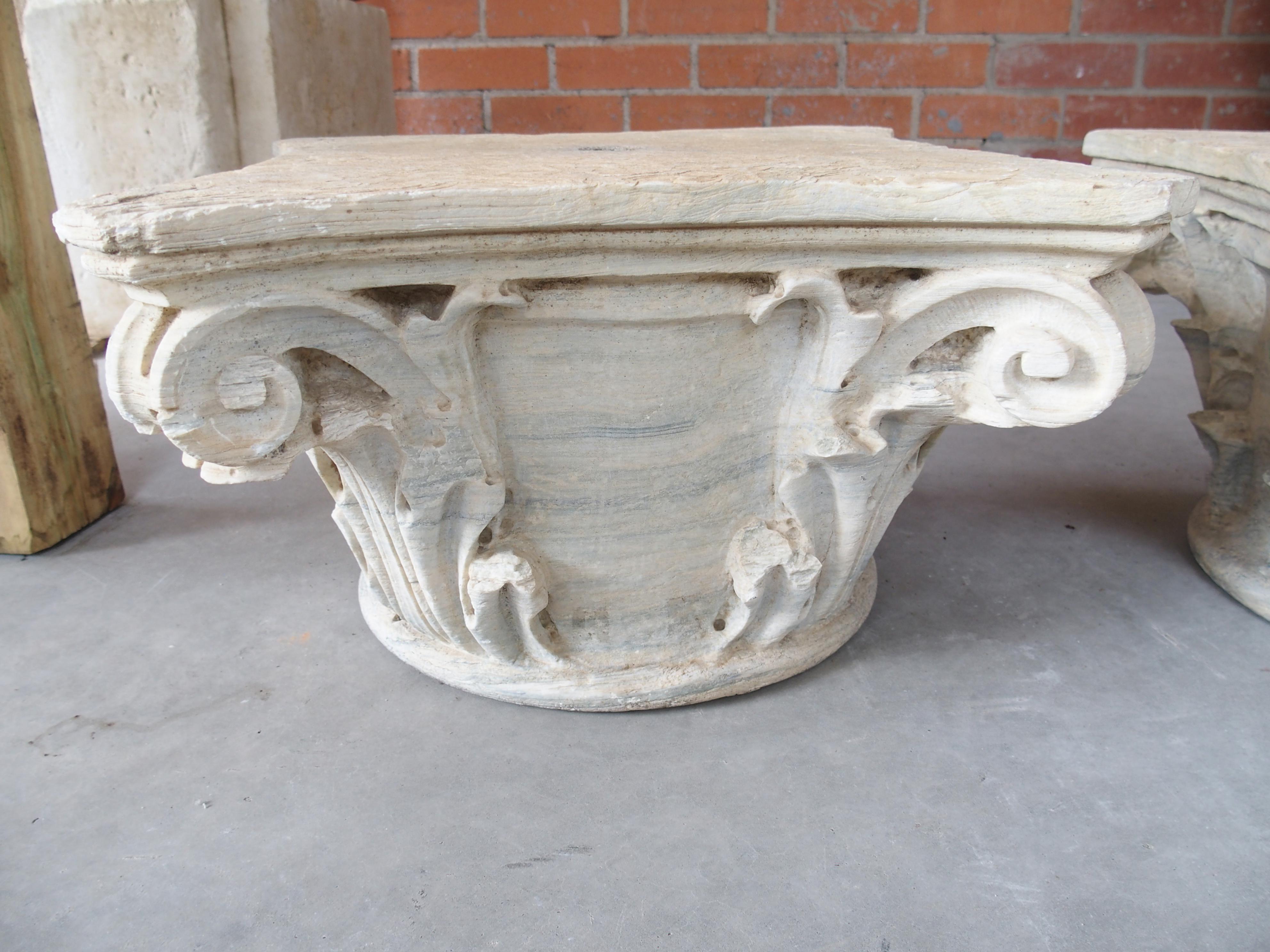 Pareja de antiguos capiteles de columna italianos de mármol tallado y envejecido, circa 1850 en venta 5