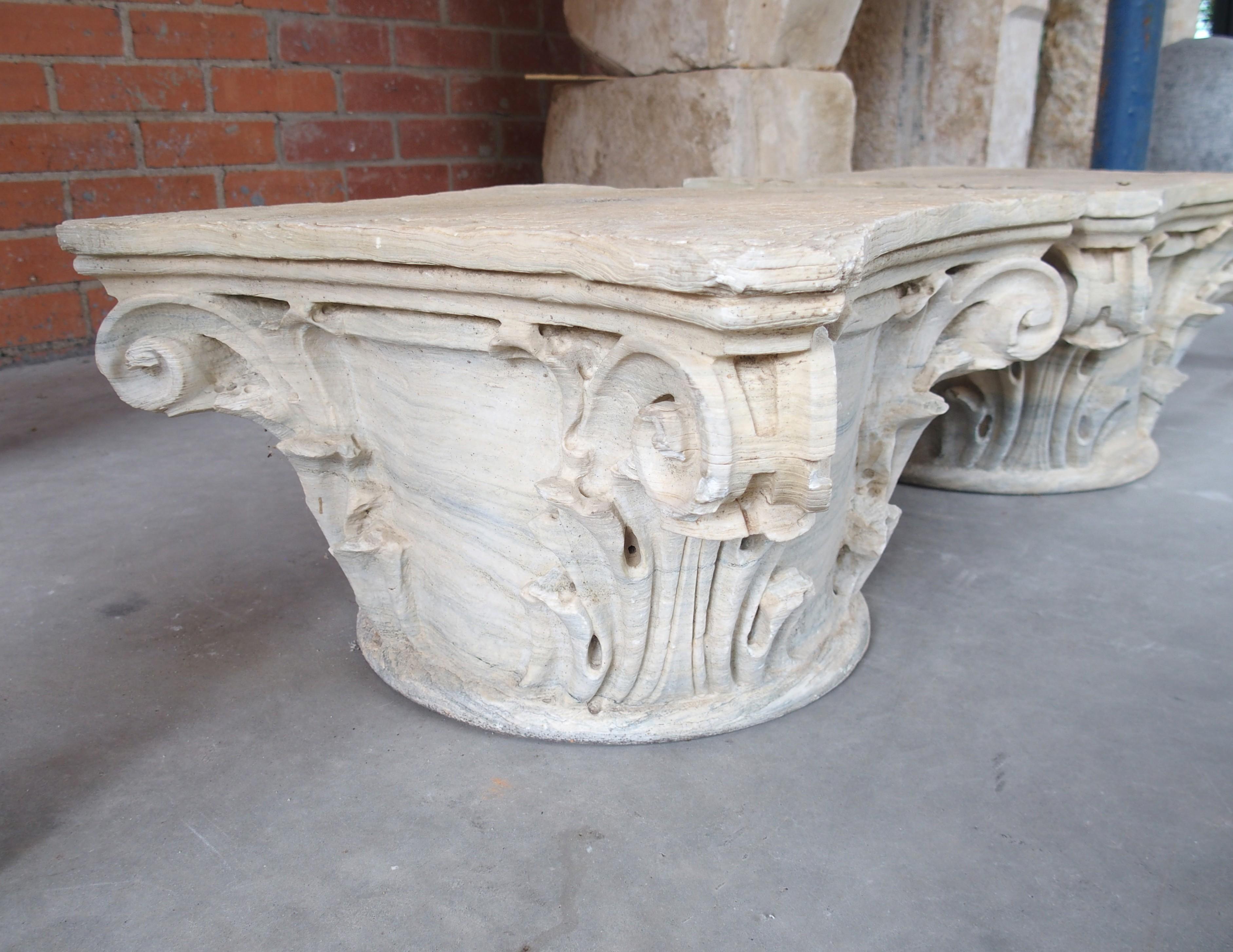 Pareja de antiguos capiteles de columna italianos de mármol tallado y envejecido, circa 1850 en venta 7