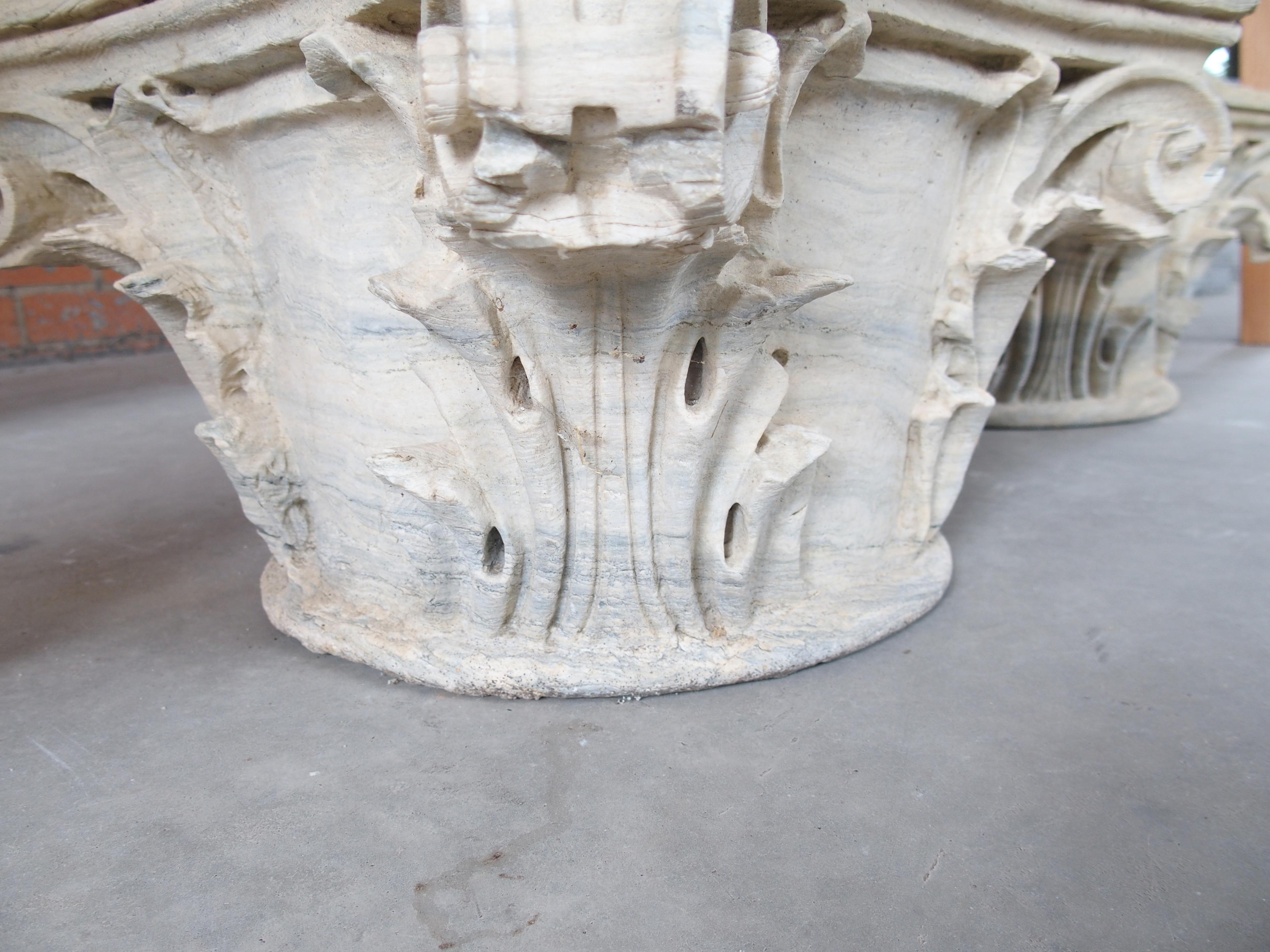 Pareja de antiguos capiteles de columna italianos de mármol tallado y envejecido, circa 1850 en venta 9