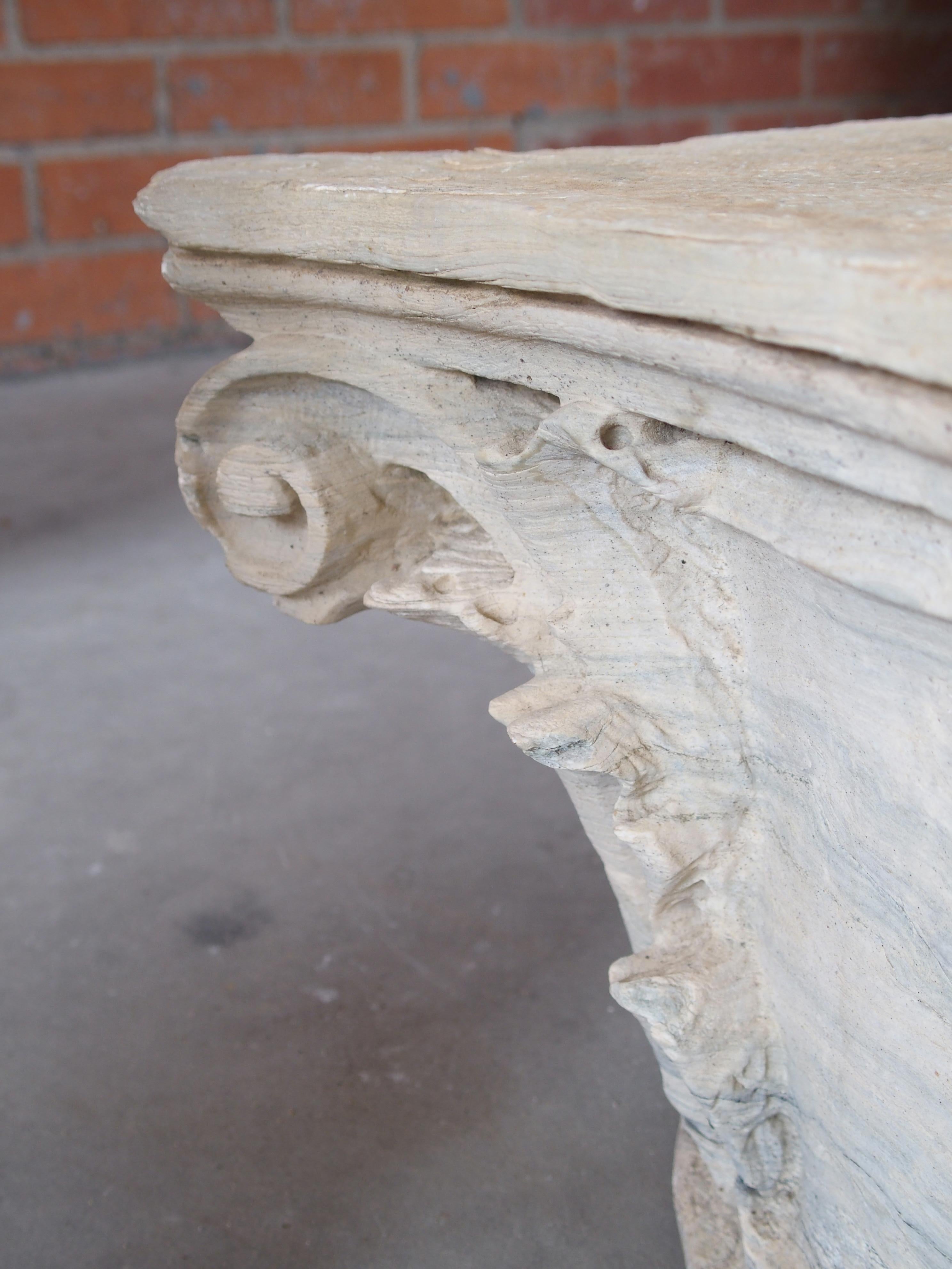 Pareja de antiguos capiteles de columna italianos de mármol tallado y envejecido, circa 1850 en venta 10