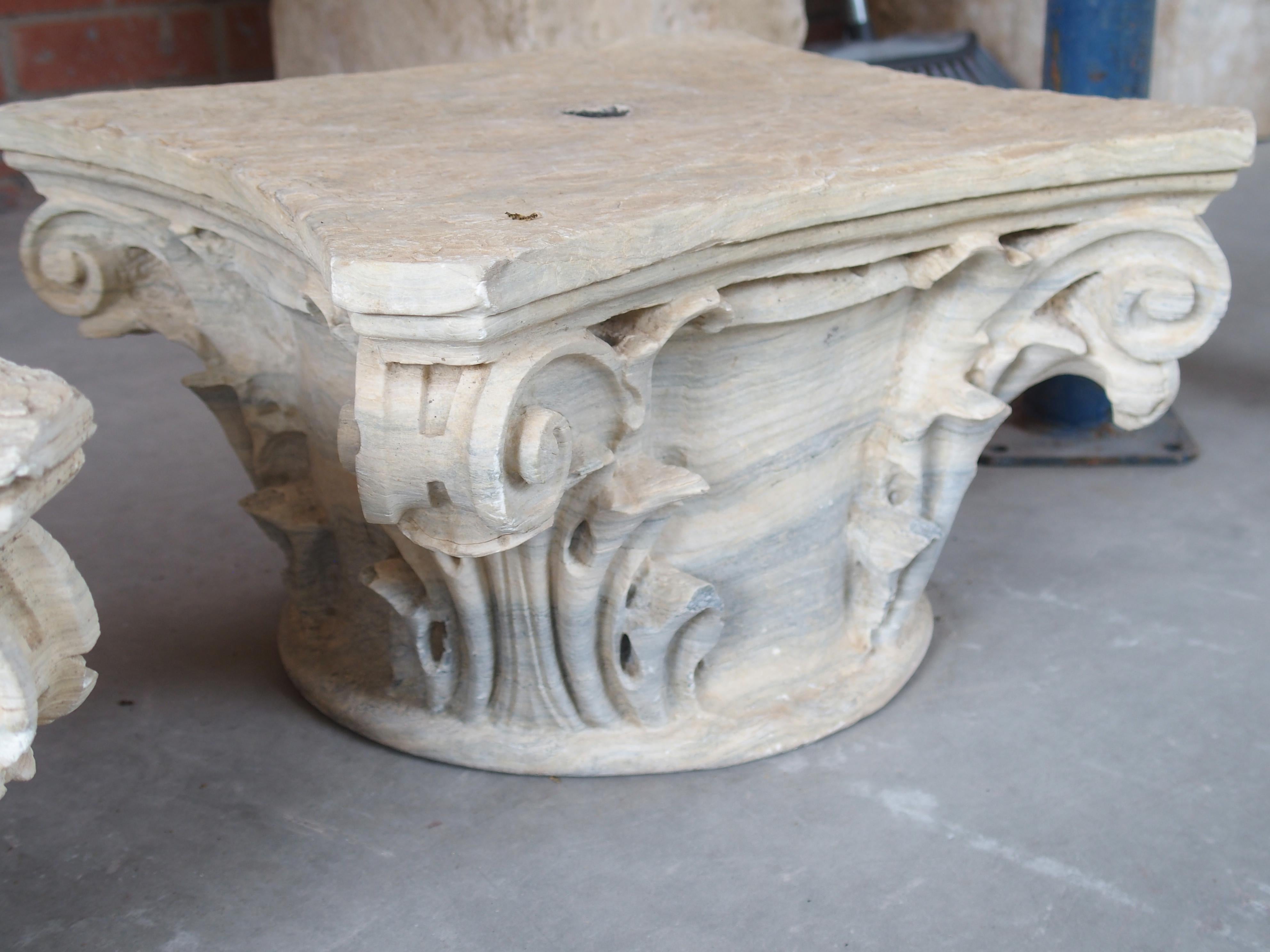 Pareja de antiguos capiteles de columna italianos de mármol tallado y envejecido, circa 1850 en venta 11