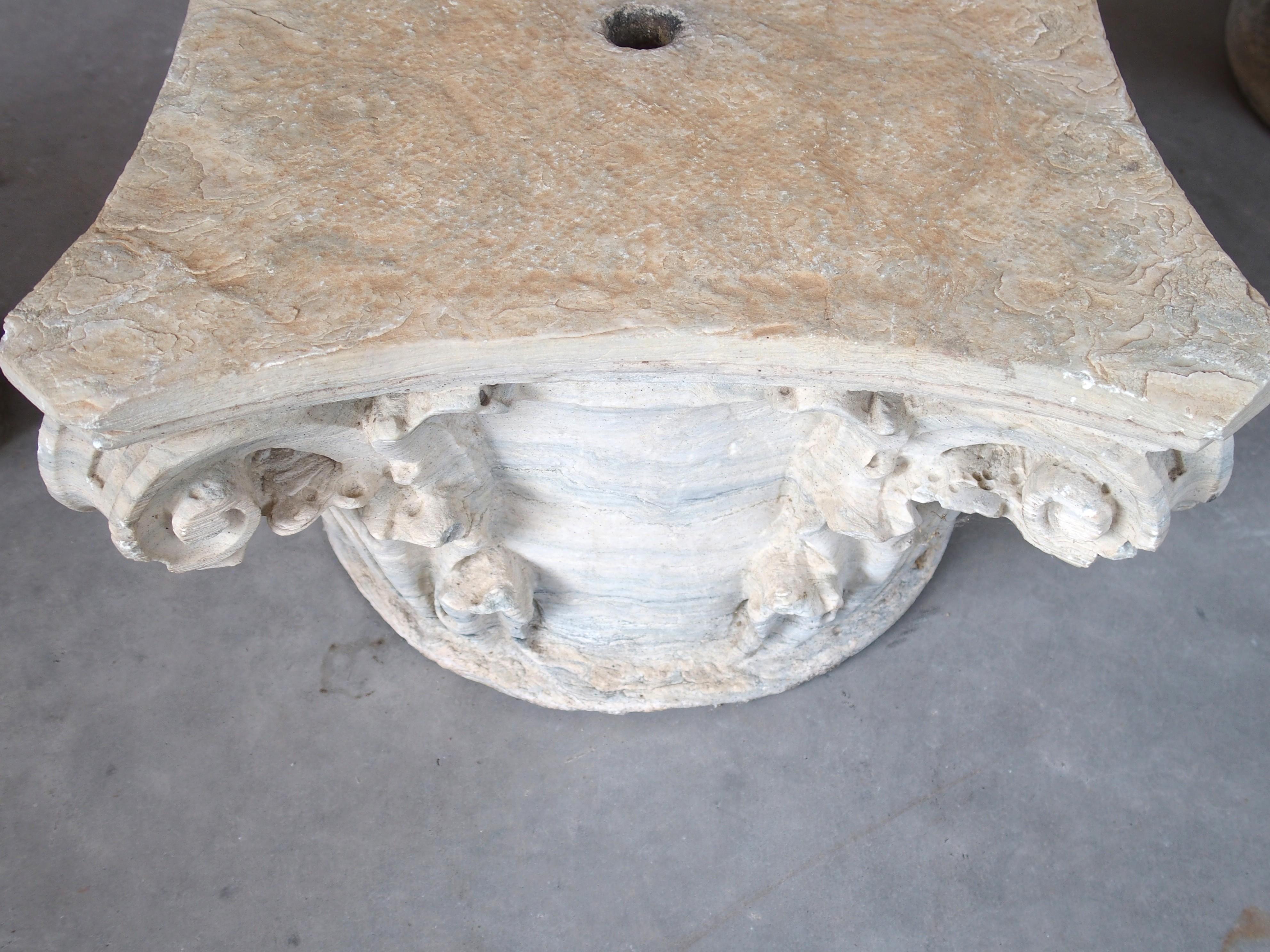 Pareja de antiguos capiteles de columna italianos de mármol tallado y envejecido, circa 1850 en venta 12