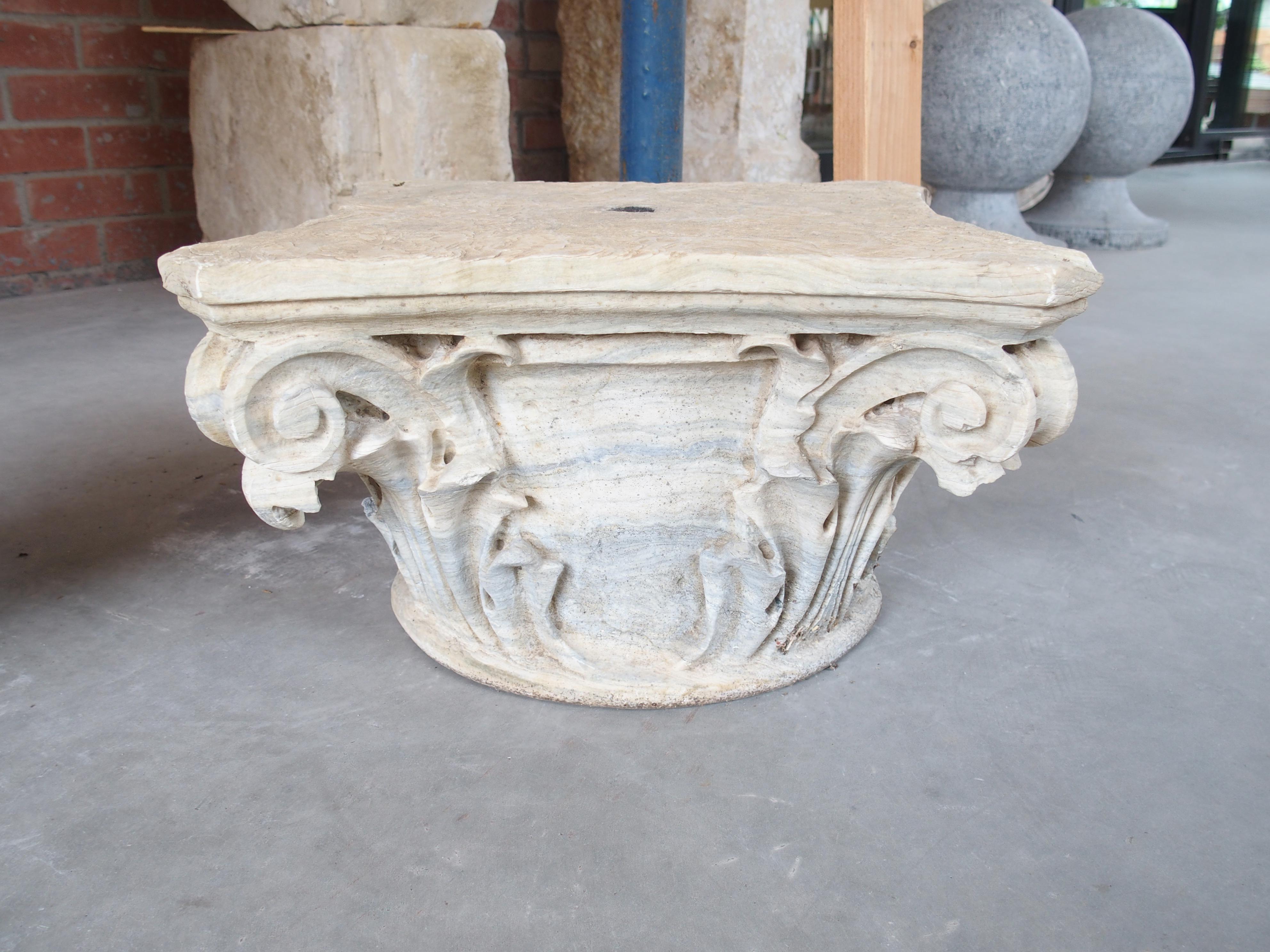 Pareja de antiguos capiteles de columna italianos de mármol tallado y envejecido, circa 1850 Italiano en venta