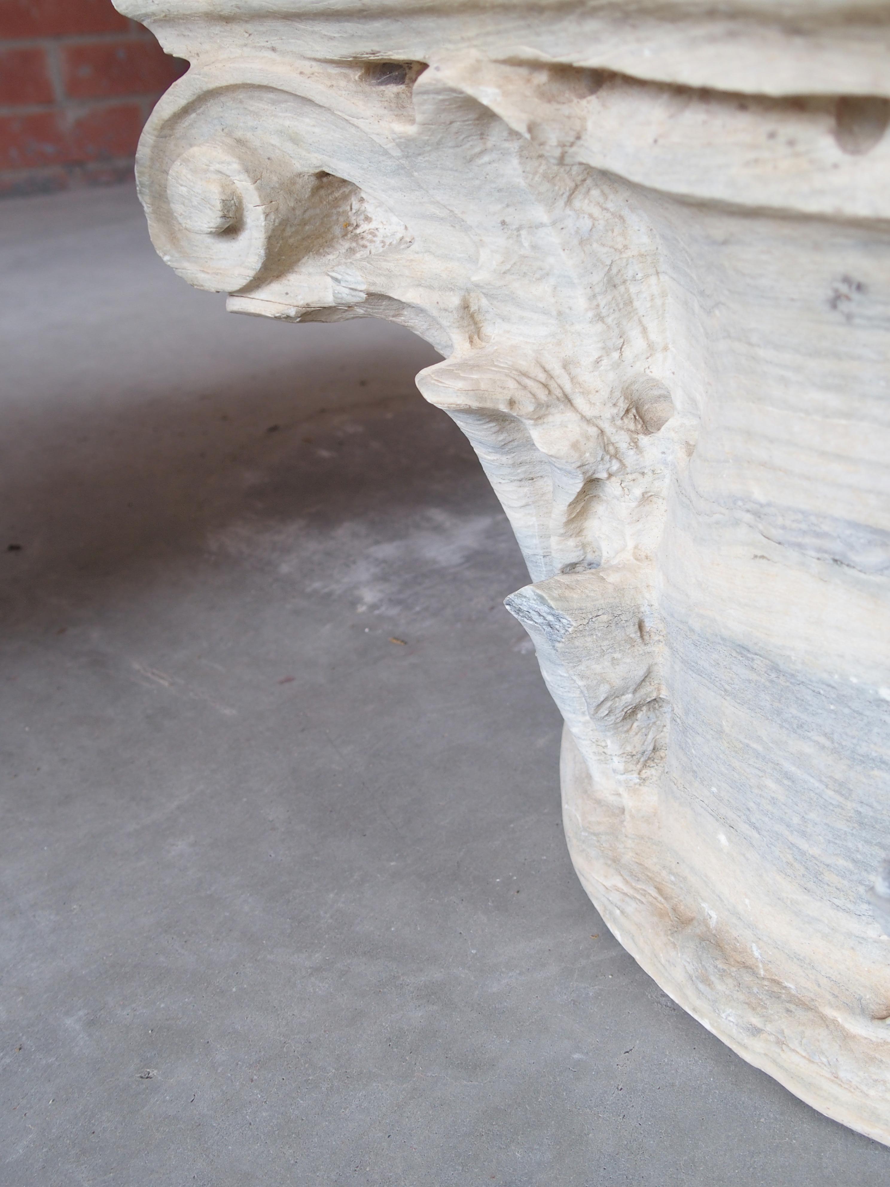 Pareja de antiguos capiteles de columna italianos de mármol tallado y envejecido, circa 1850 siglo XIX en venta
