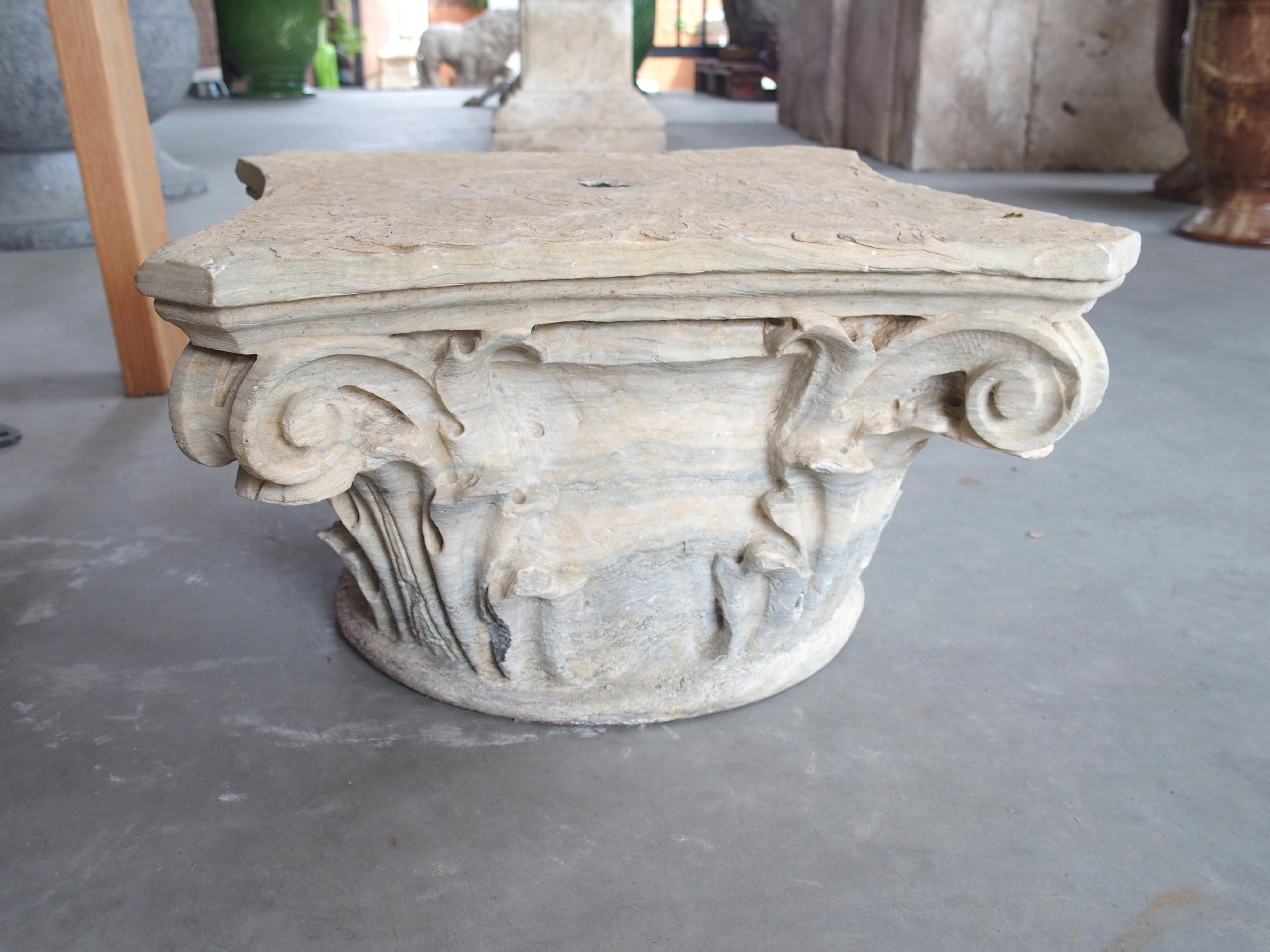 Pareja de antiguos capiteles de columna italianos de mármol tallado y envejecido, circa 1850 Piedra en venta