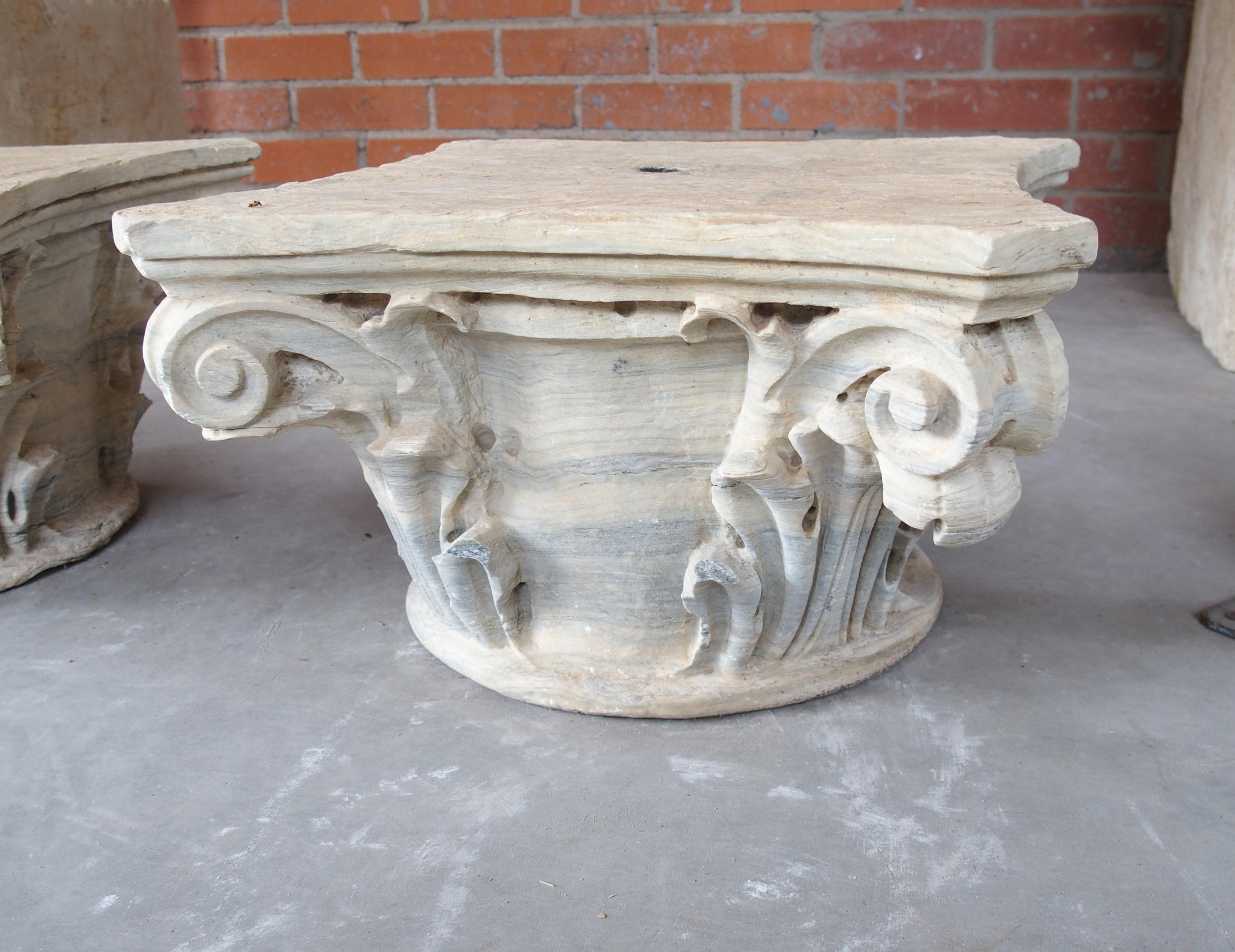 Pareja de antiguos capiteles de columna italianos de mármol tallado y envejecido, circa 1850 en venta 1