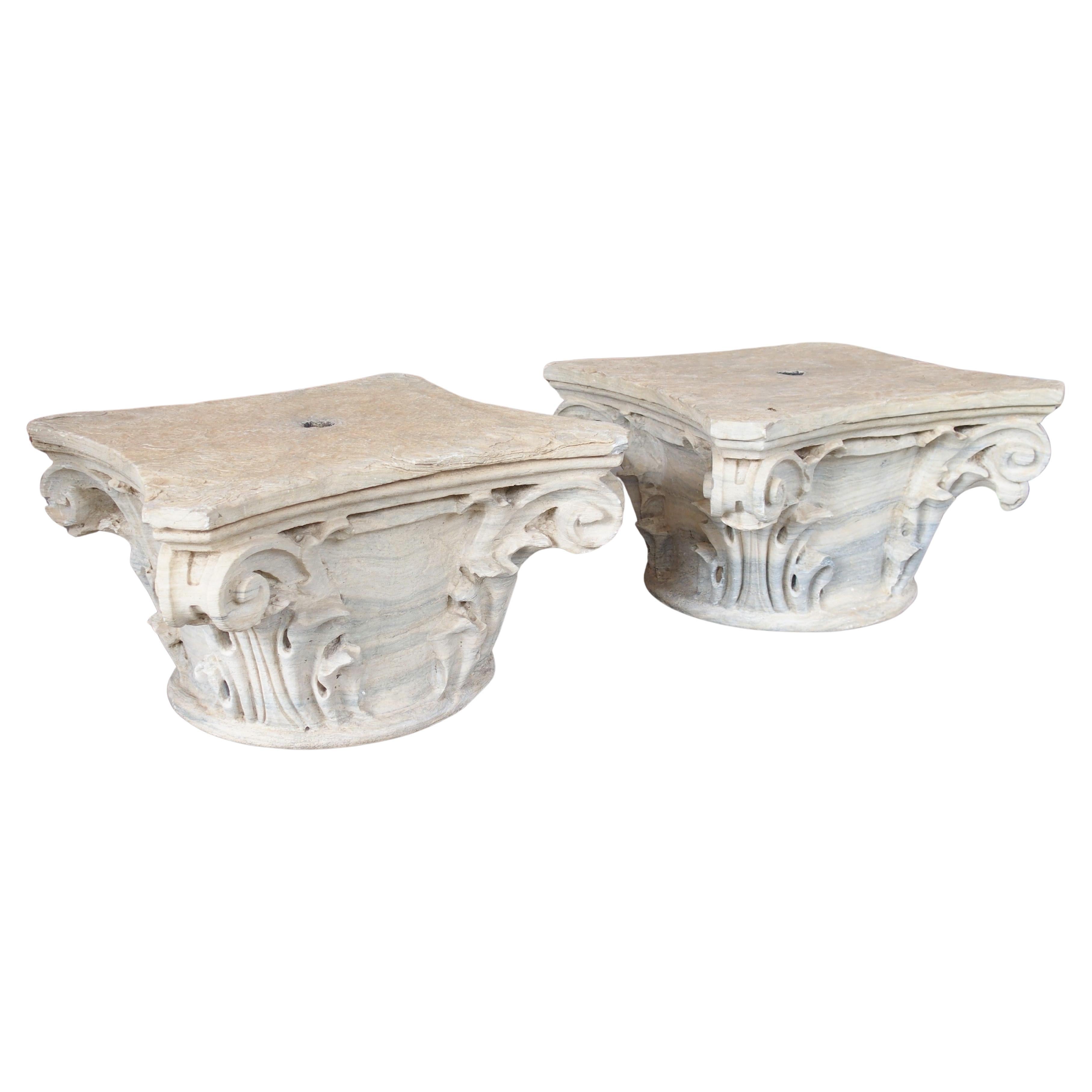 Pareja de antiguos capiteles de columna italianos de mármol tallado y envejecido, circa 1850 en venta
