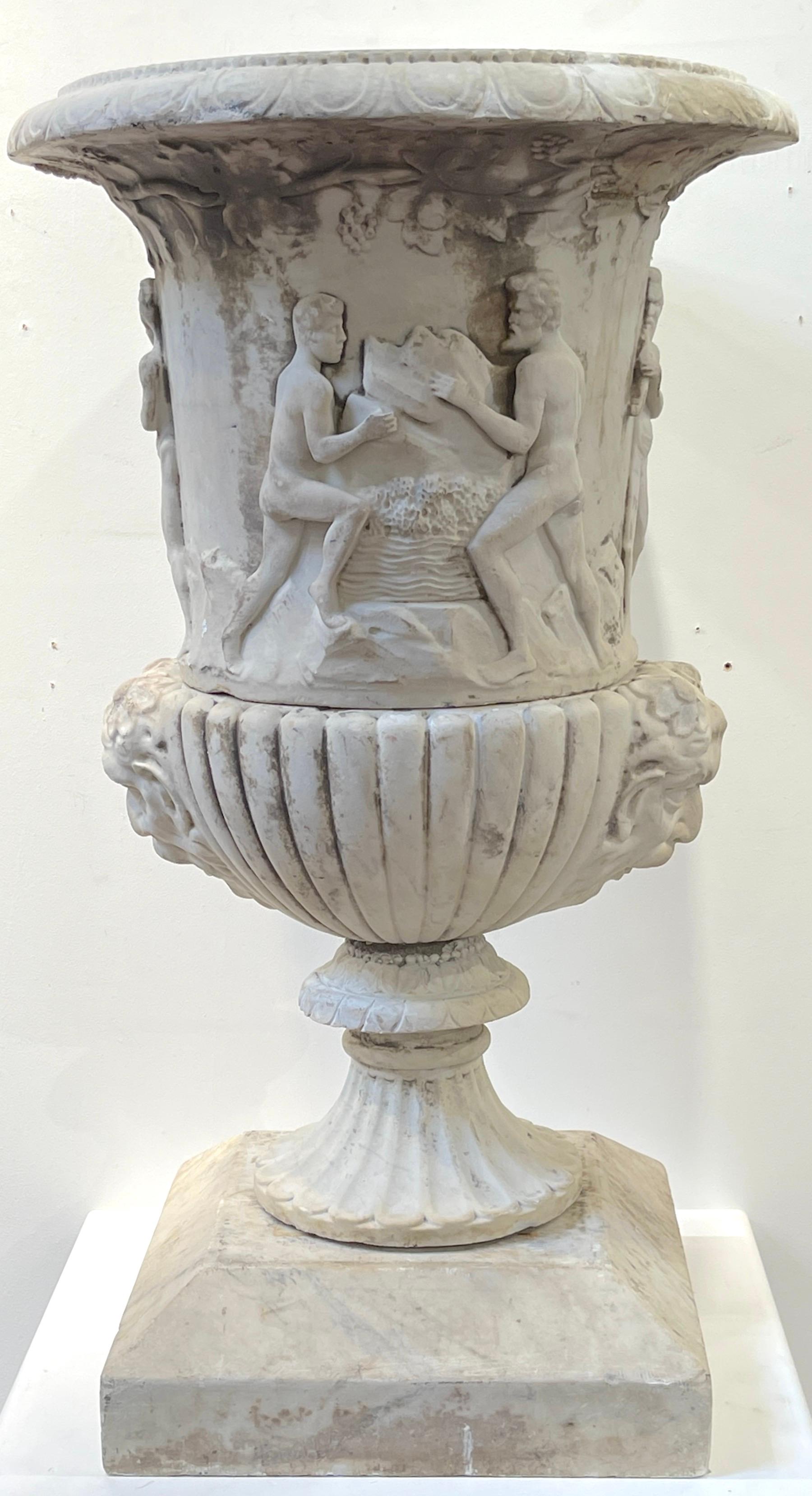 Paar antike italienische geschnitzte Bacchantische Gartenurnen aus Marmor, 19. Jahrhundert oder älter im Angebot 5