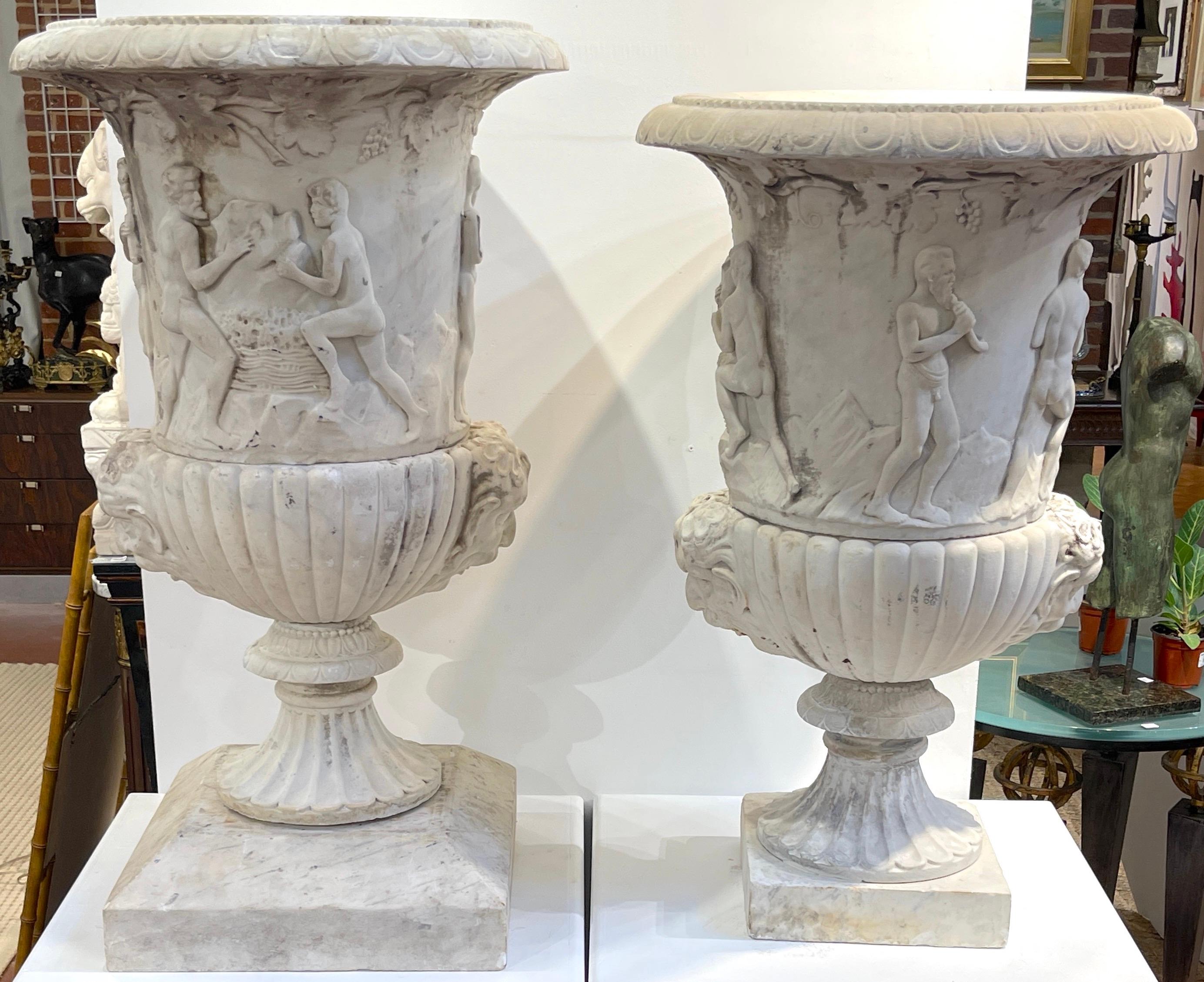 Paar antike italienische geschnitzte Bacchantische Gartenurnen aus Marmor, 19. Jahrhundert oder älter (Italienisch) im Angebot