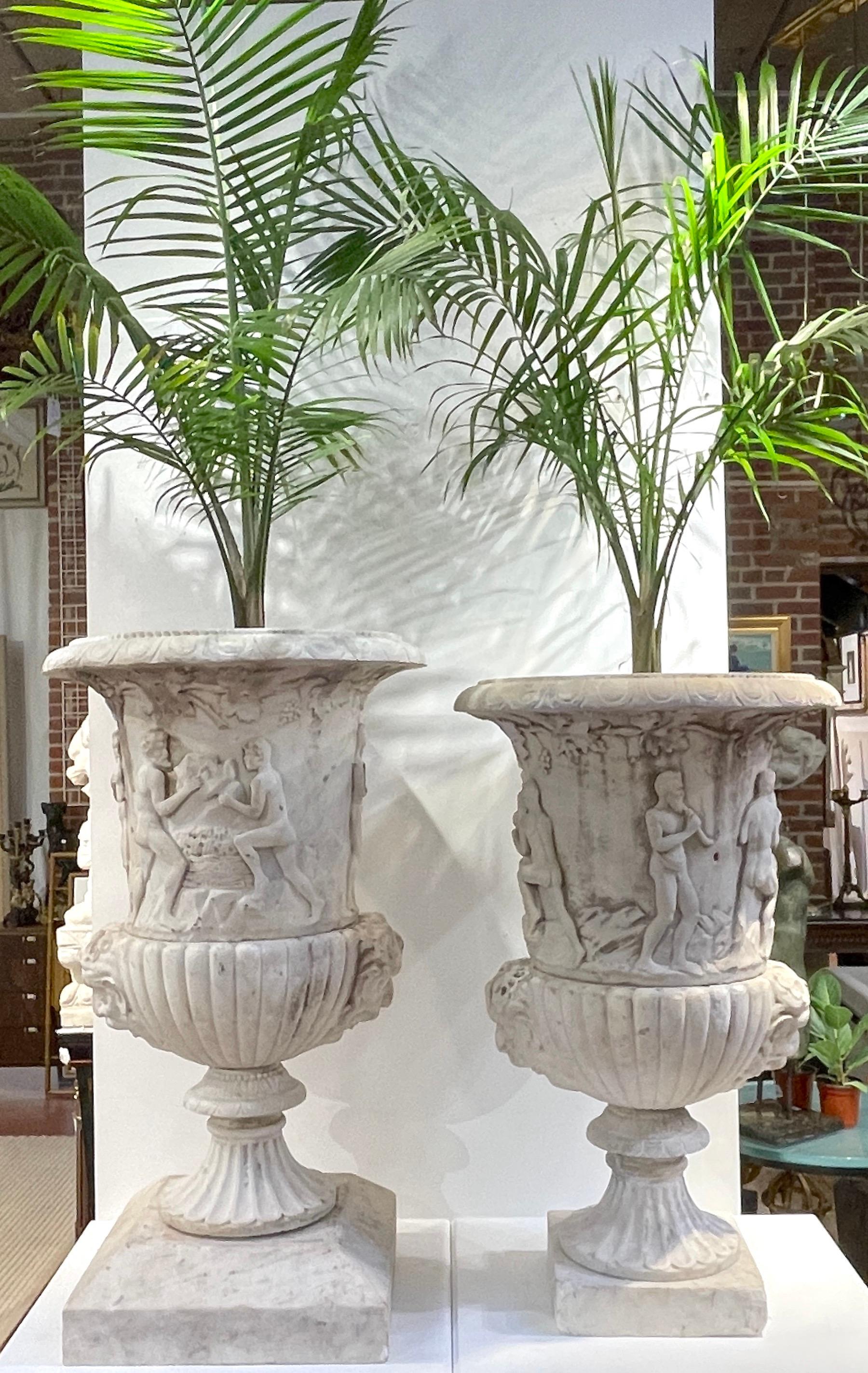 Paar antike italienische geschnitzte Bacchantische Gartenurnen aus Marmor, 19. Jahrhundert oder älter im Zustand „Gut“ im Angebot in West Palm Beach, FL