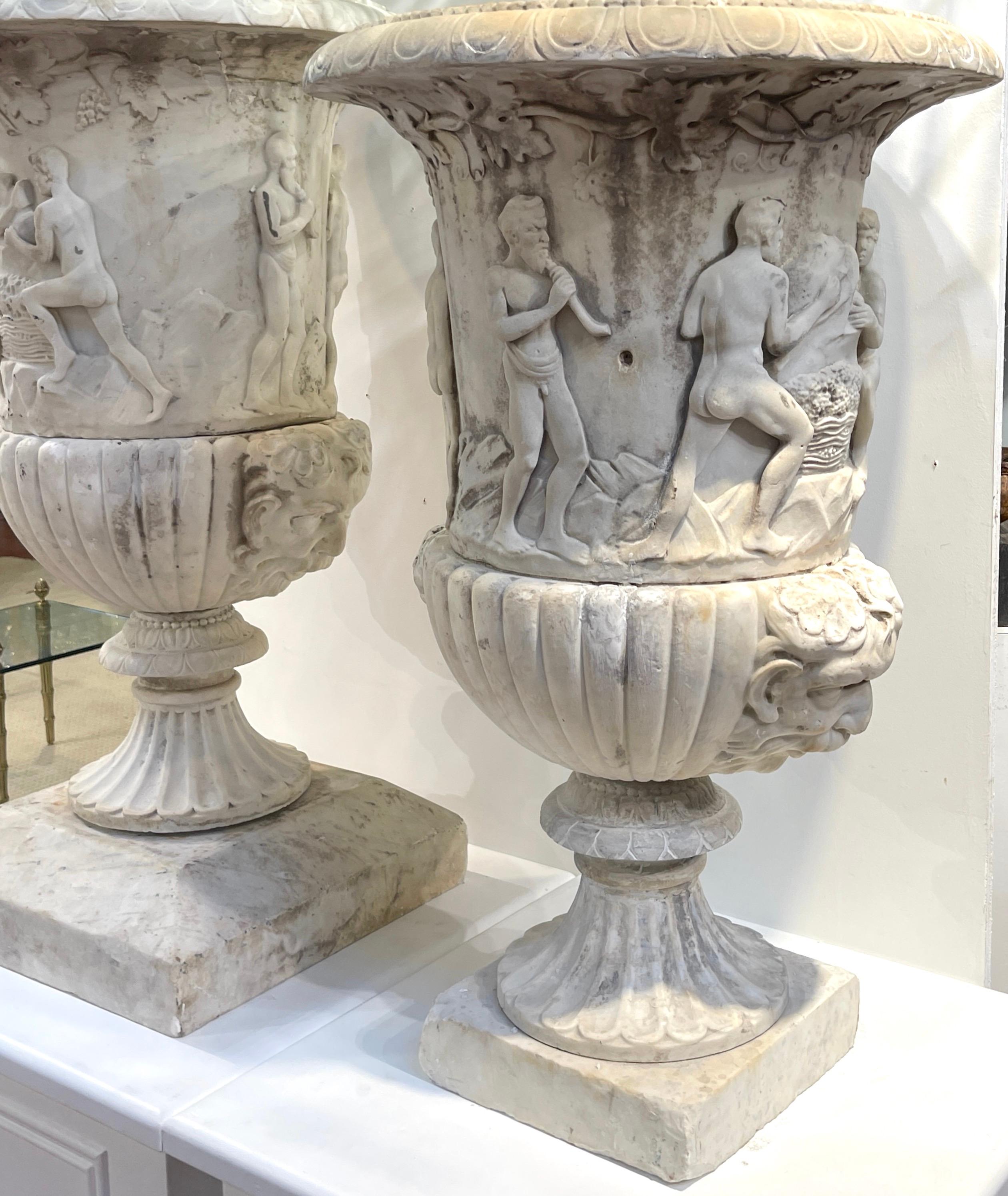 Paar antike italienische geschnitzte Bacchantische Gartenurnen aus Marmor, 19. Jahrhundert oder älter im Angebot 2