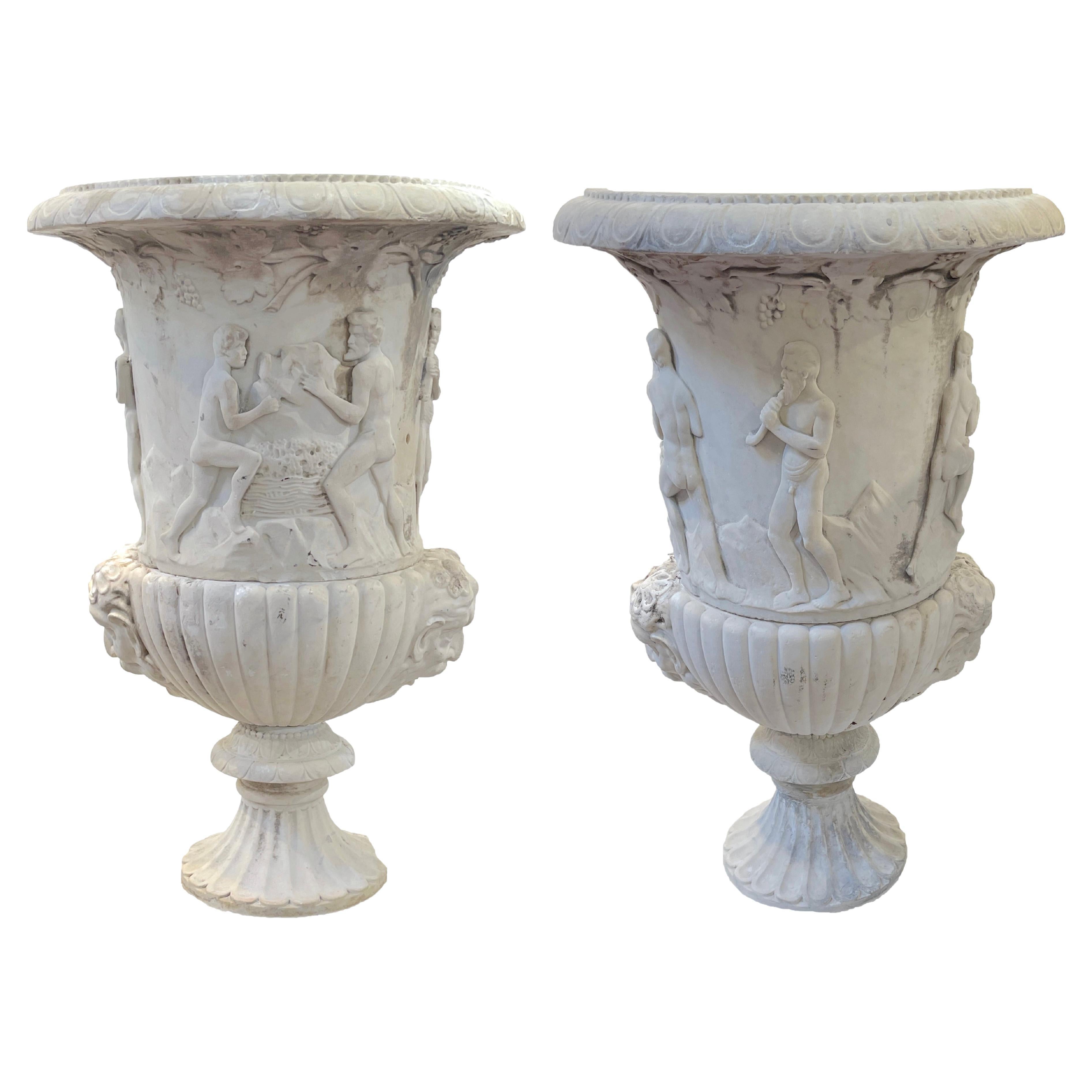 Paire d'urnes de jardin italiennes anciennes en marbre sculpté Bacchanale, 19e siècle ou plus ancienne