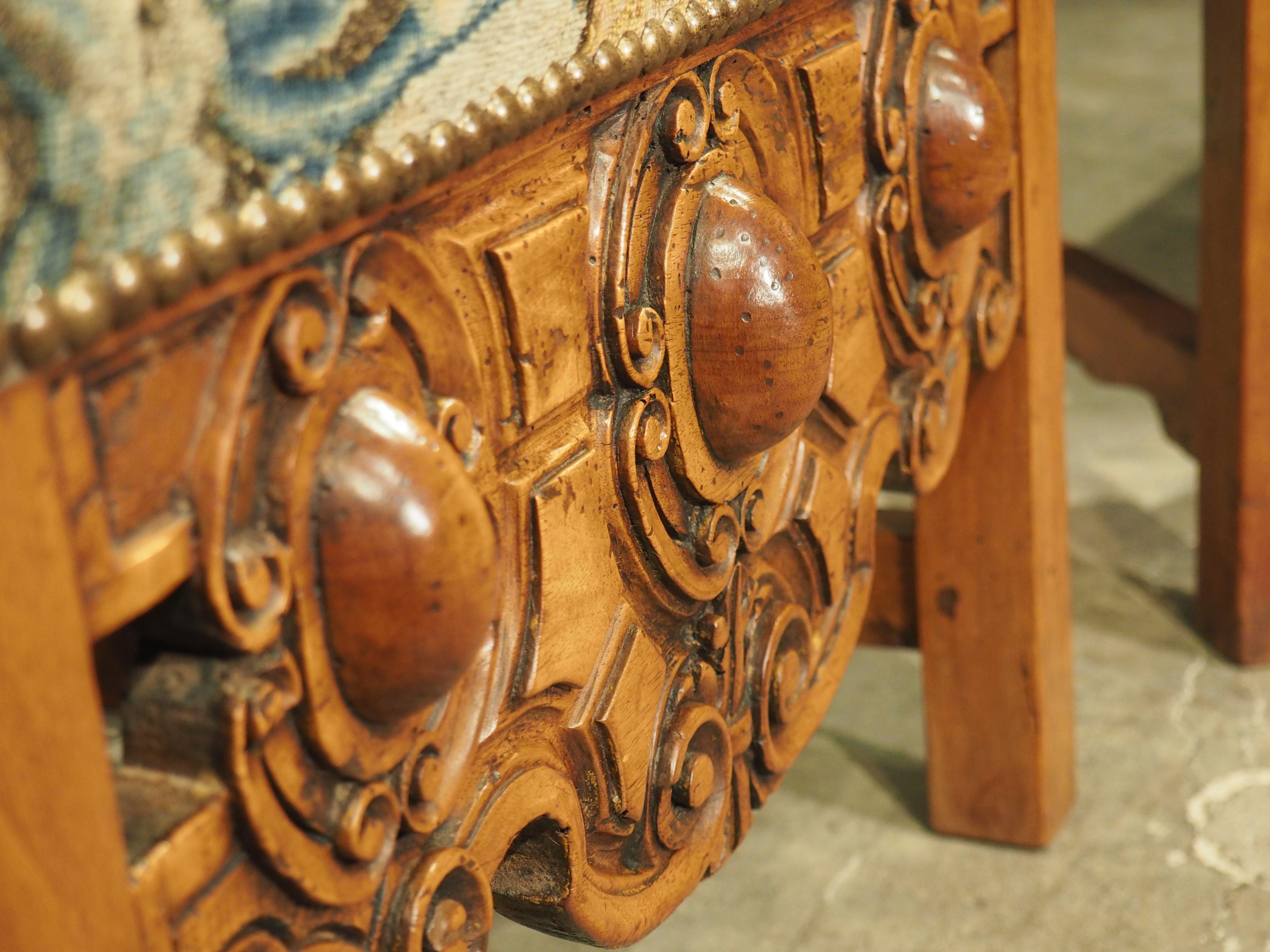 Paar antike italienische geschnitzte Sessel aus Nussbaumholz mit Nadelspitze-Polsterung im Angebot 5