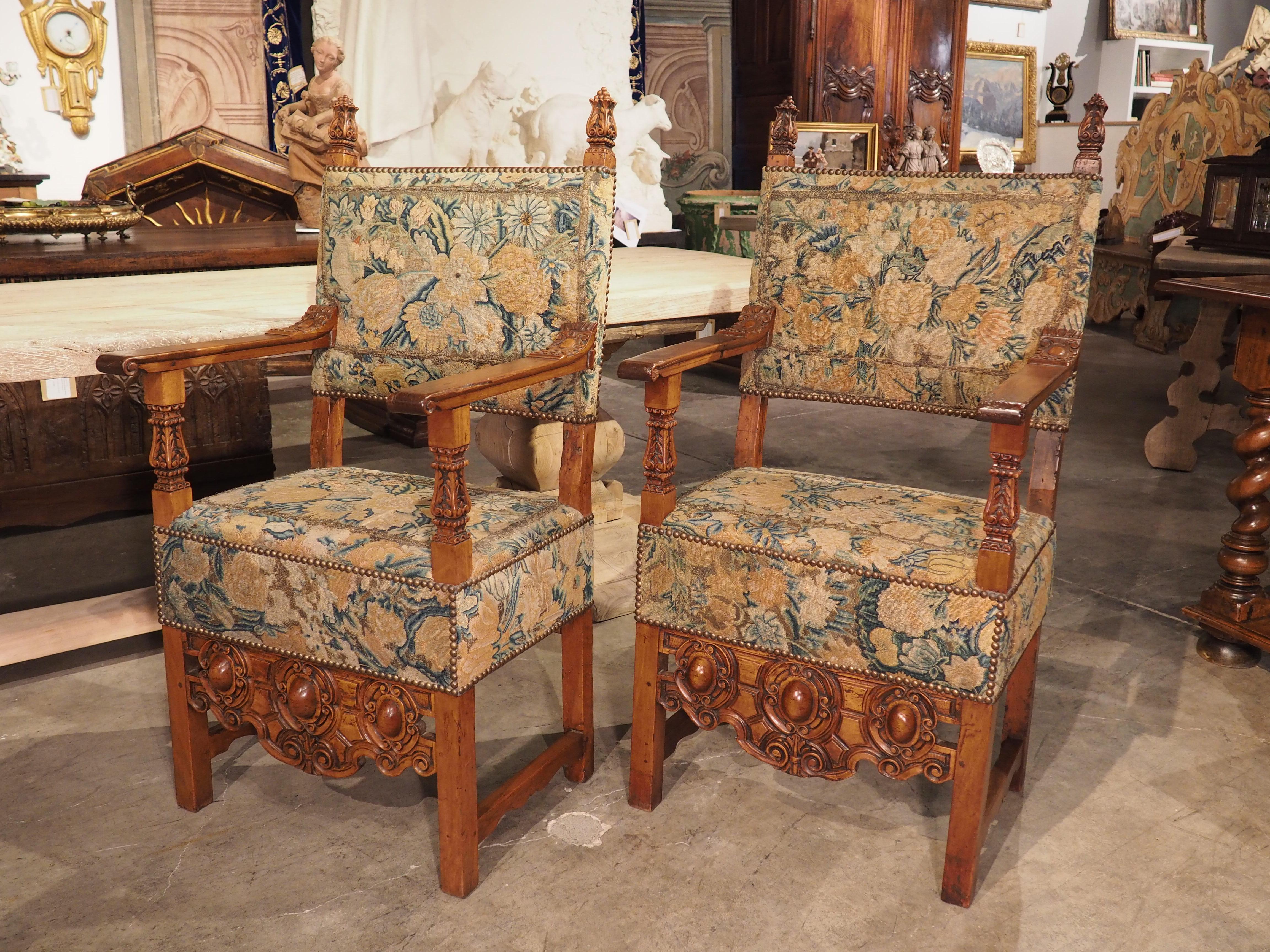 Paar antike italienische geschnitzte Sessel aus Nussbaumholz mit Nadelspitze-Polsterung im Angebot 7