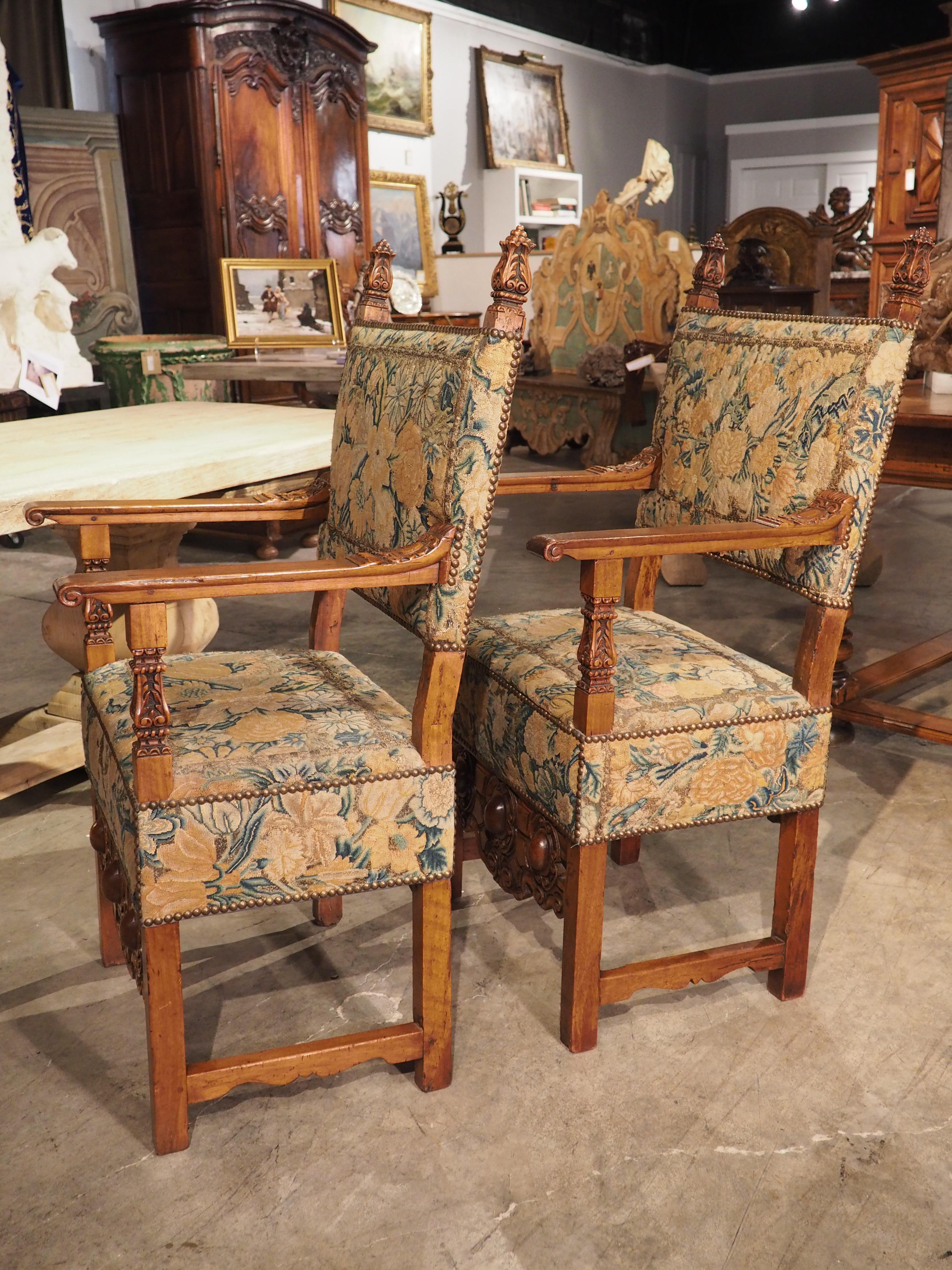 Paar antike italienische geschnitzte Sessel aus Nussbaumholz mit Nadelspitze-Polsterung im Angebot 9
