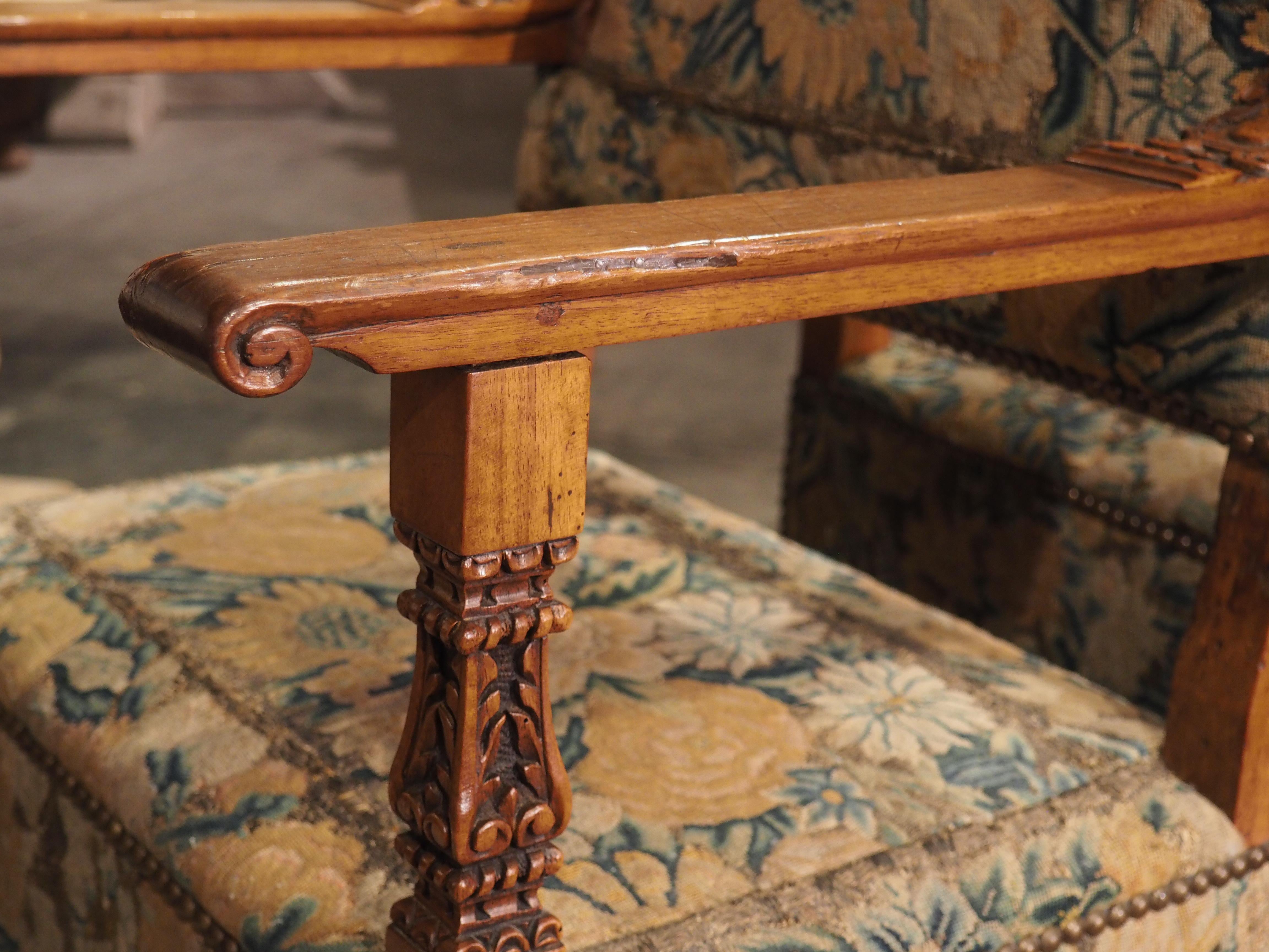 Paar antike italienische geschnitzte Sessel aus Nussbaumholz mit Nadelspitze-Polsterung im Angebot 10