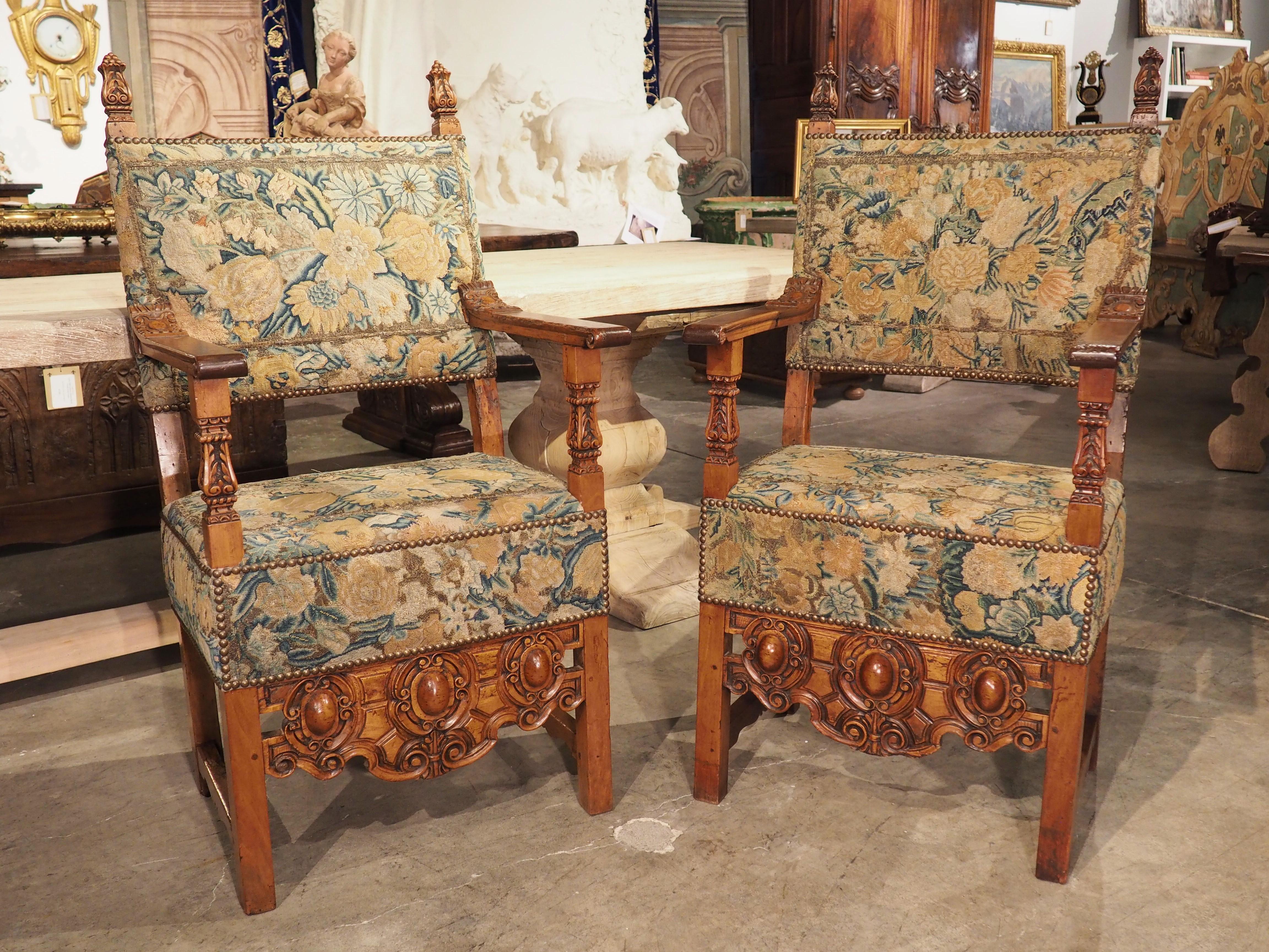 Paar antike italienische geschnitzte Sessel aus Nussbaumholz mit Nadelspitze-Polsterung im Angebot 12