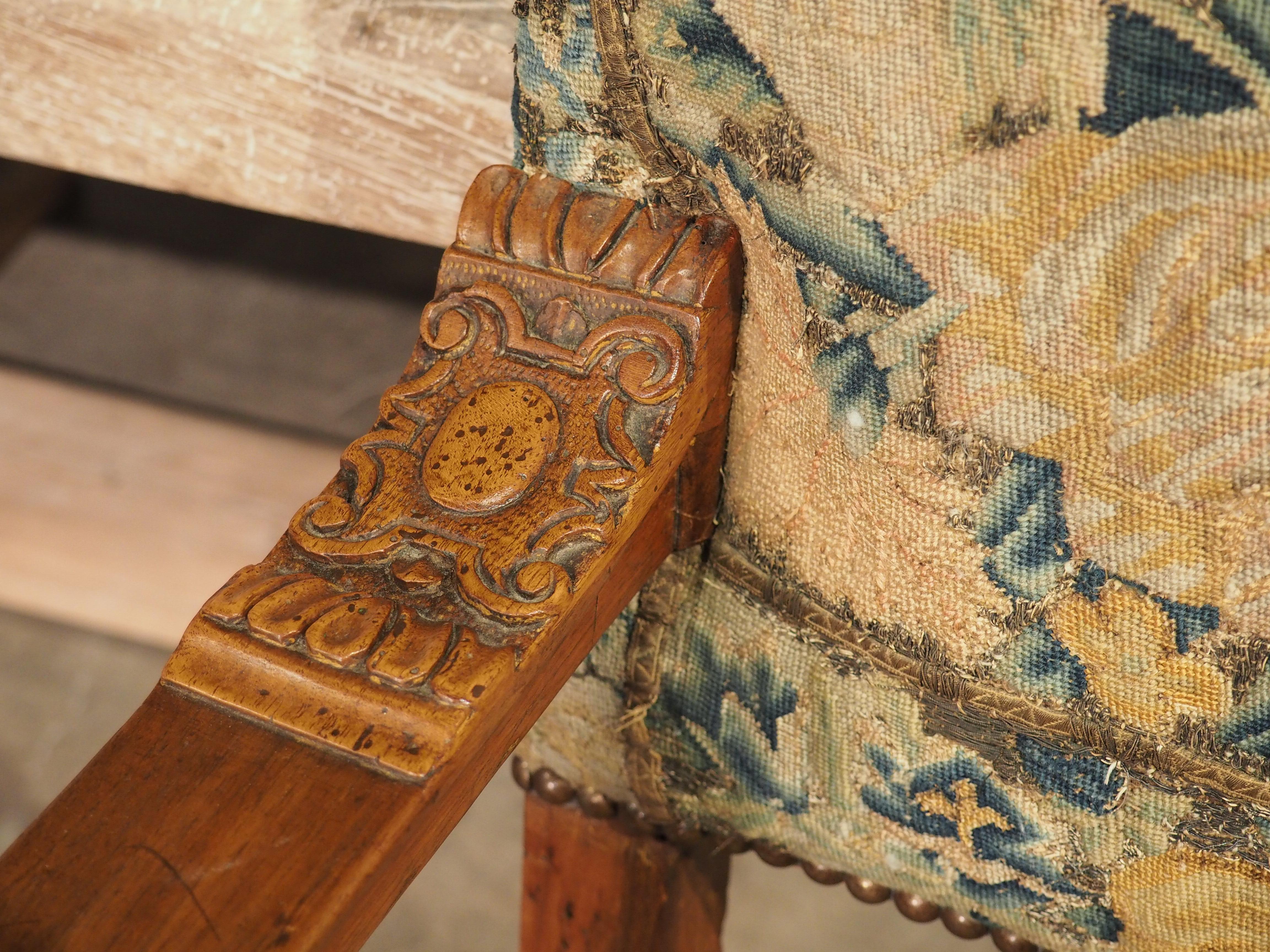 Paar antike italienische geschnitzte Sessel aus Nussbaumholz mit Nadelspitze-Polsterung (Textil) im Angebot