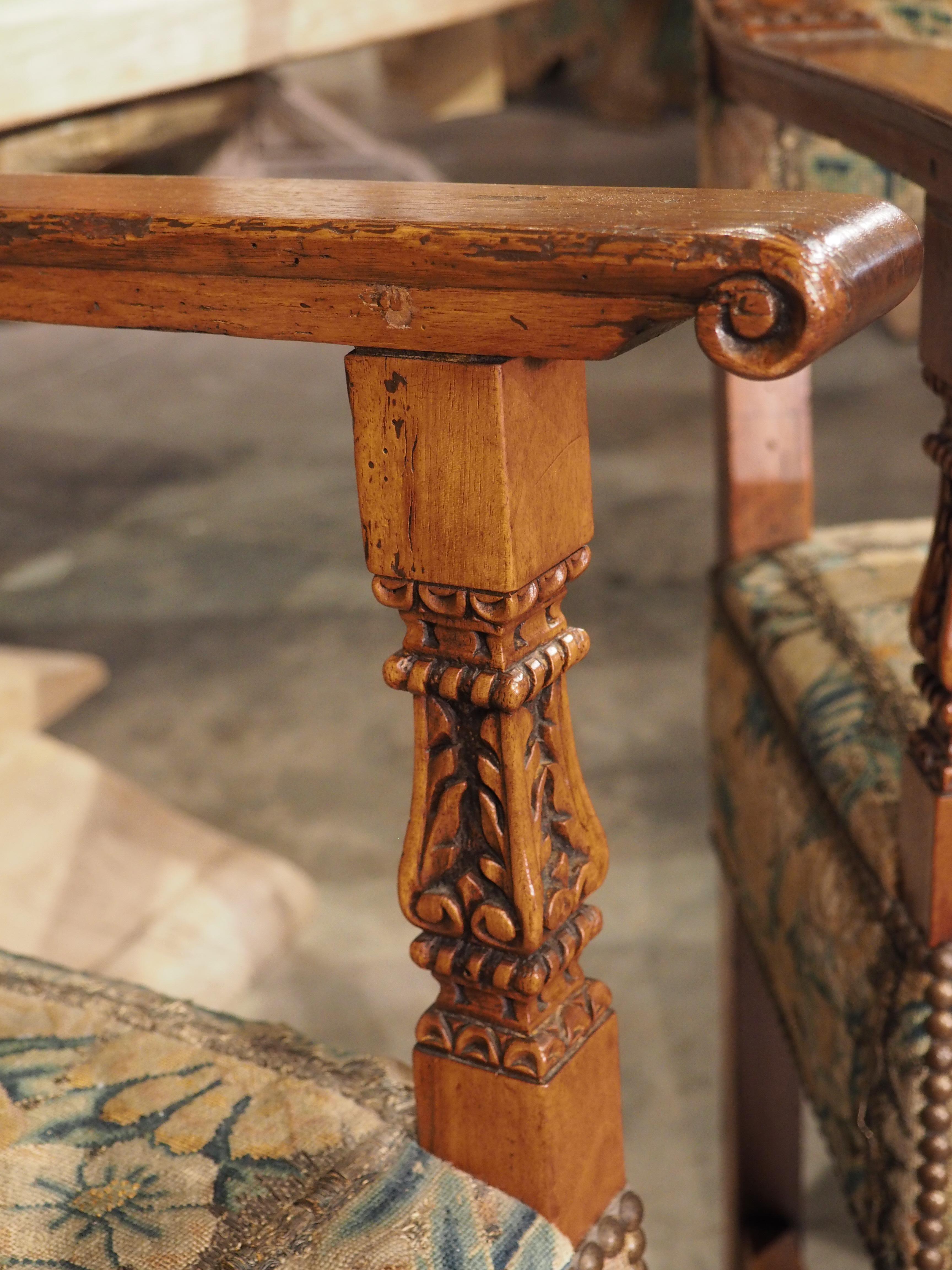 Paar antike italienische geschnitzte Sessel aus Nussbaumholz mit Nadelspitze-Polsterung im Angebot 1