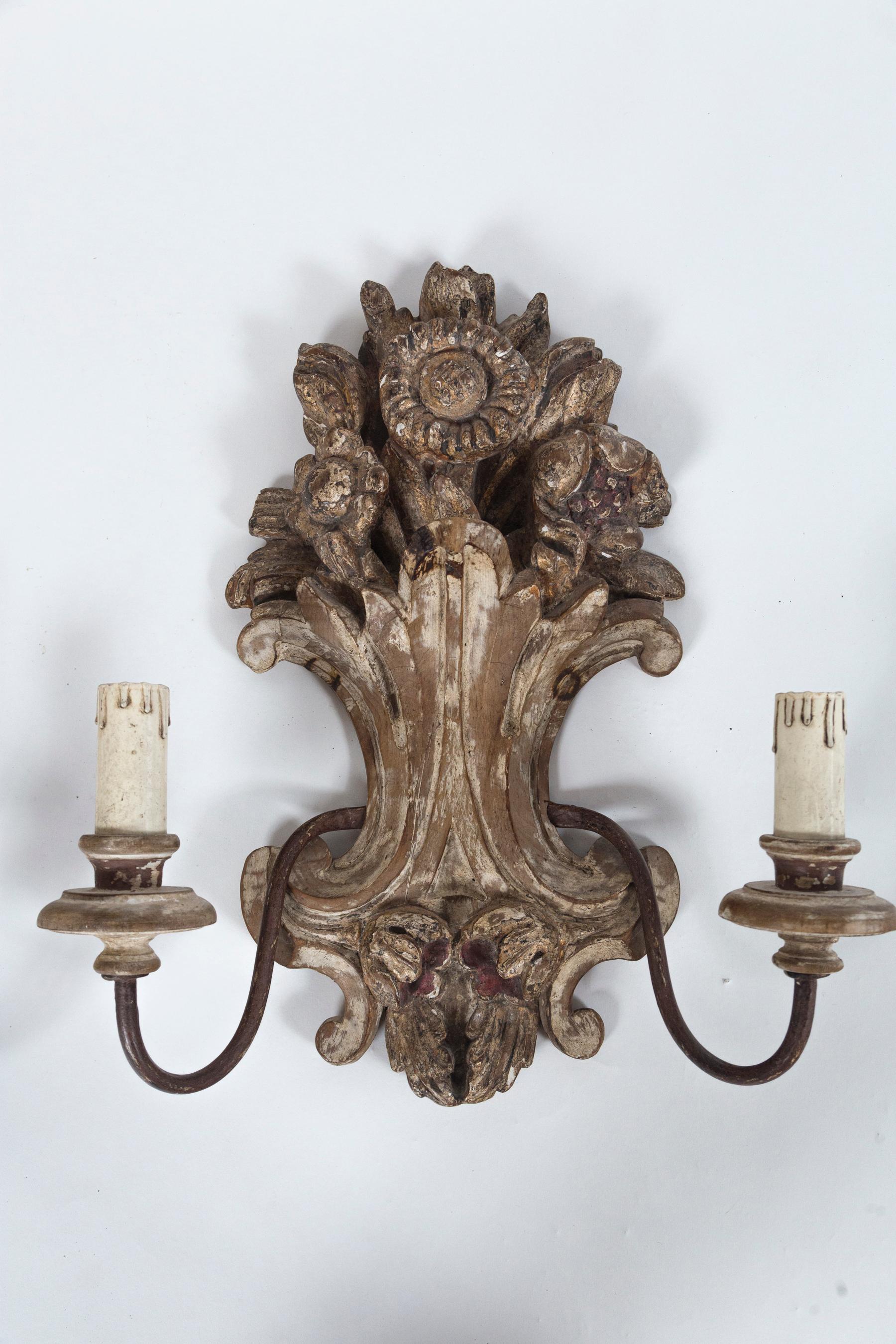Pair of Antique Italian Carved Wood Sconces, Early 20th Century In Good Condition For Sale In Chappaqua, NY