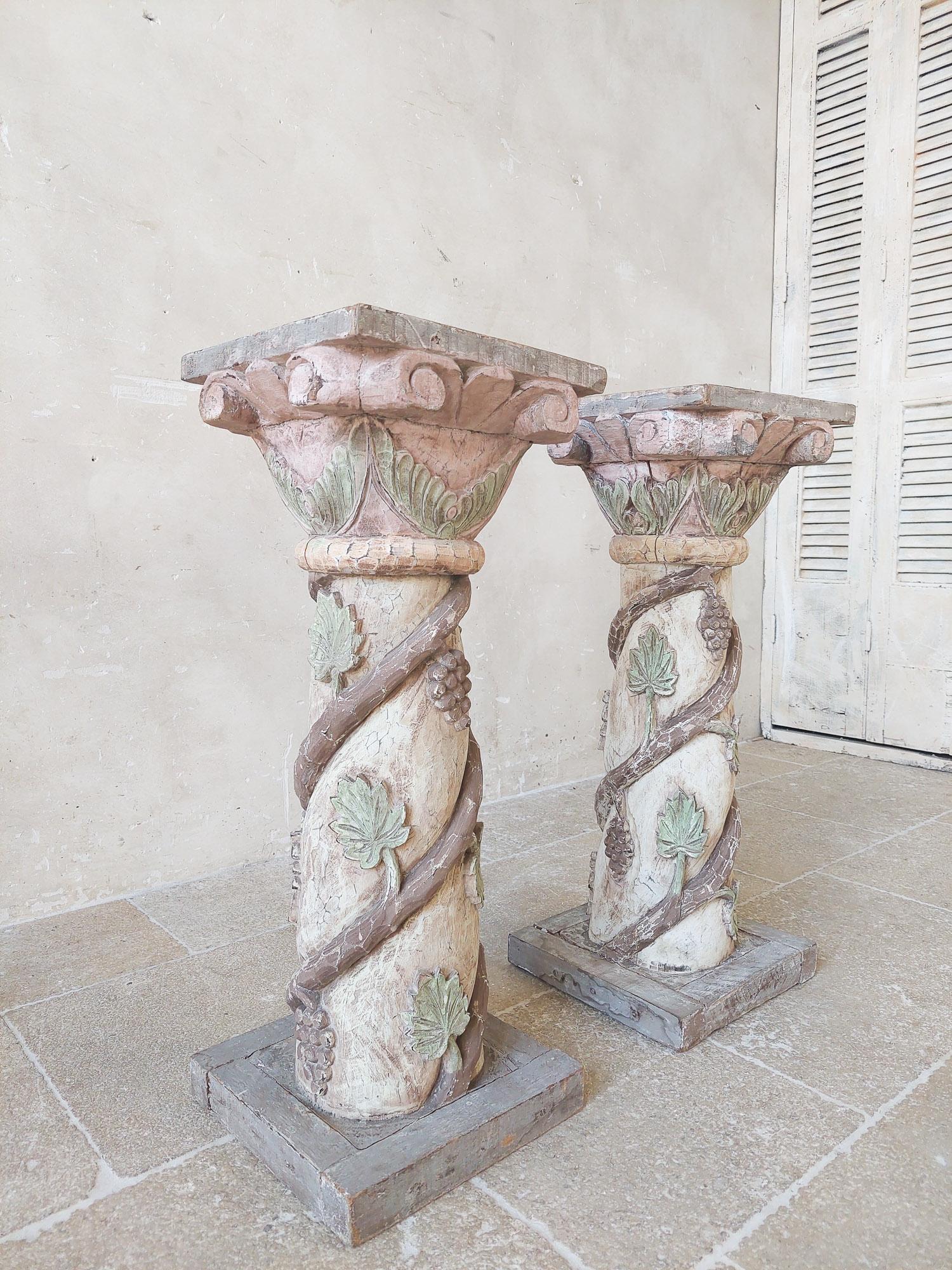 Pair of Antique Italian Carved Wooden Pedestals In Good Condition For Sale In Baambrugge, NL