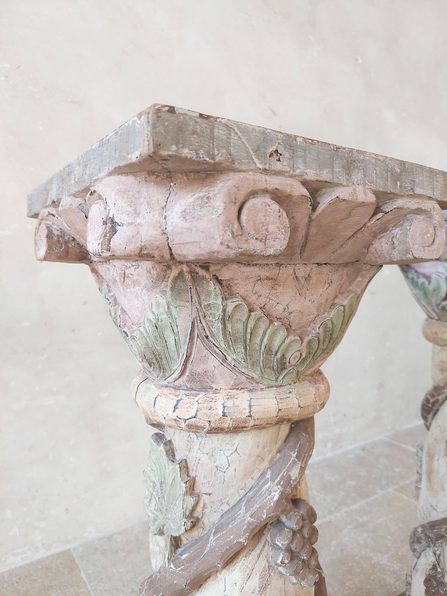 Paar antike italienische geschnitzte Holzsockel im Zustand „Gut“ im Angebot in Baambrugge, NL