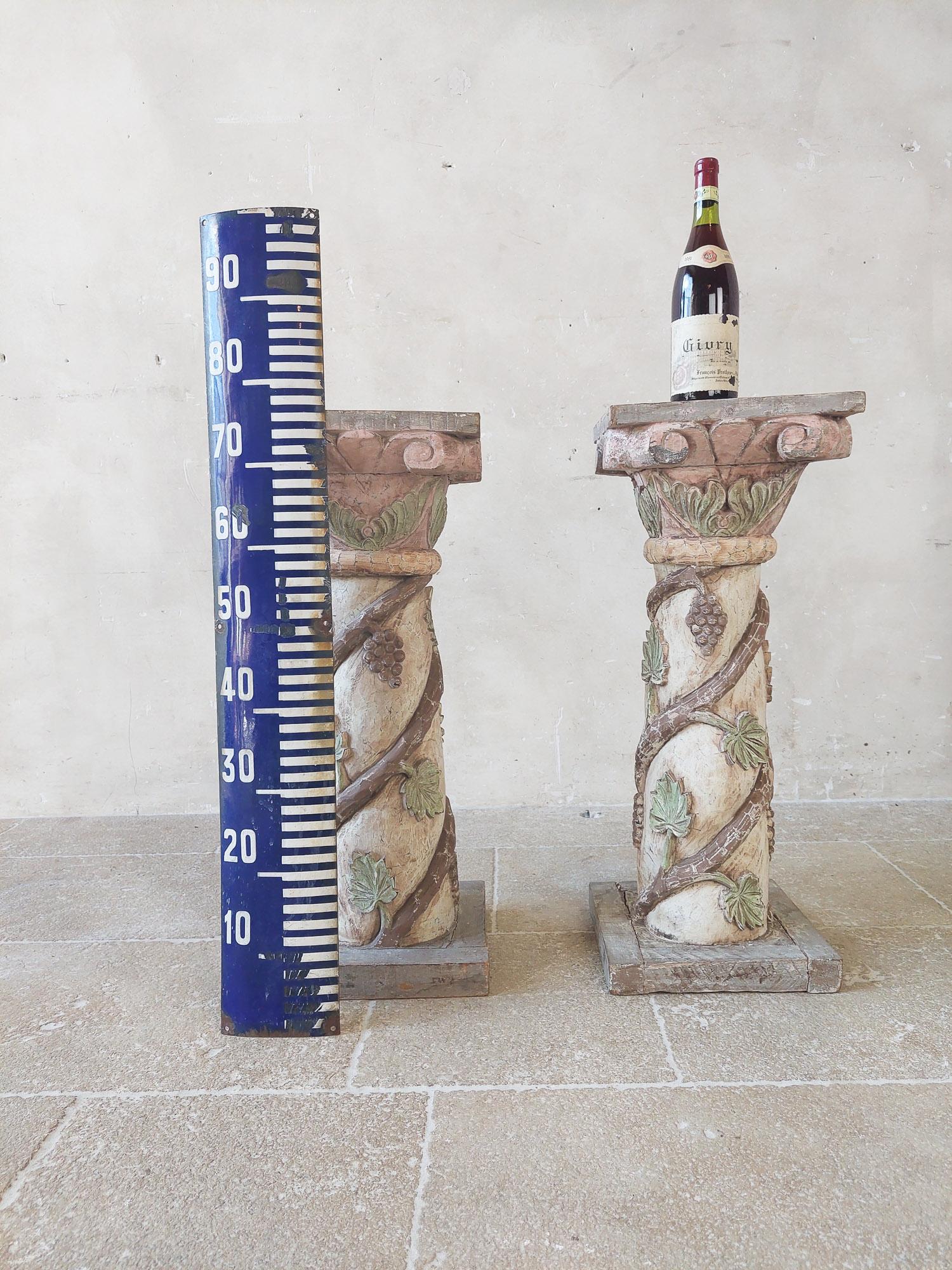 Paar antike italienische geschnitzte Holzsockel im Angebot 1