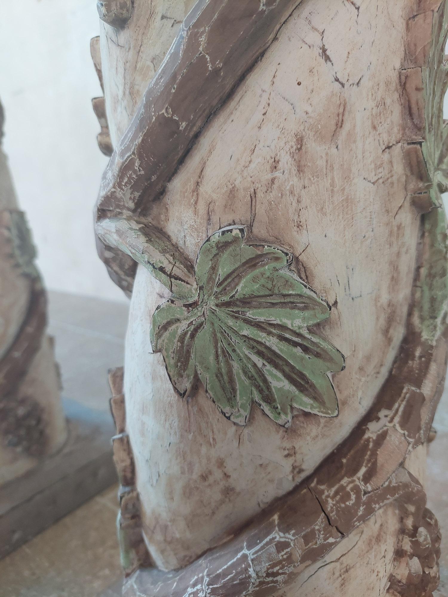 Paar antike italienische geschnitzte Holzsockel im Angebot 4
