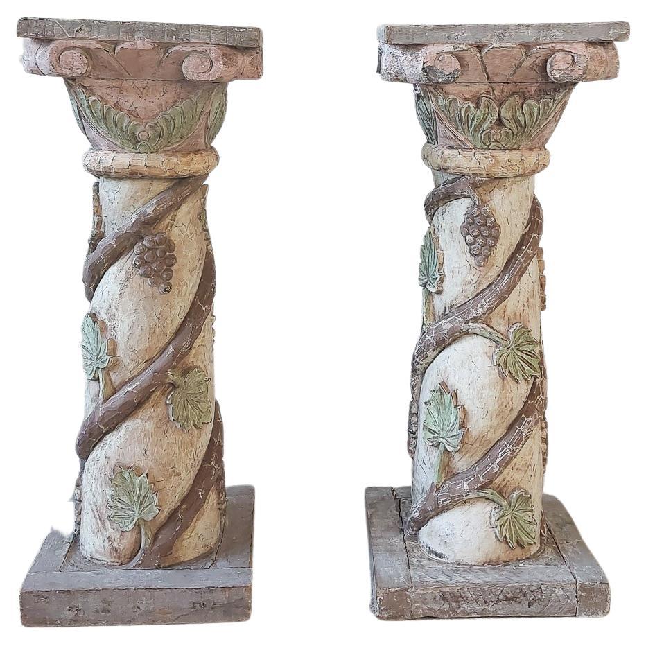 Coppia di antichi piedistalli in legno intagliato italiani