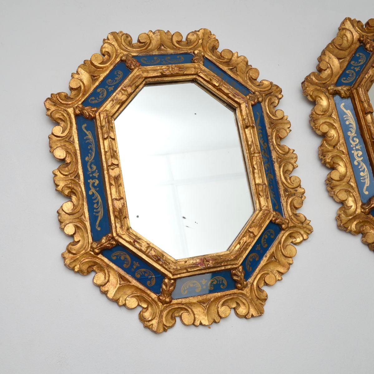 Une superbe paire de miroirs décoratifs italiens en bois doré. Ils sont de style rococo classique et ont été fabriqués en Italie dans les années 1950-60.

La qualité est superbe, avec de superbes sculptures sur toute la surface et des bordures