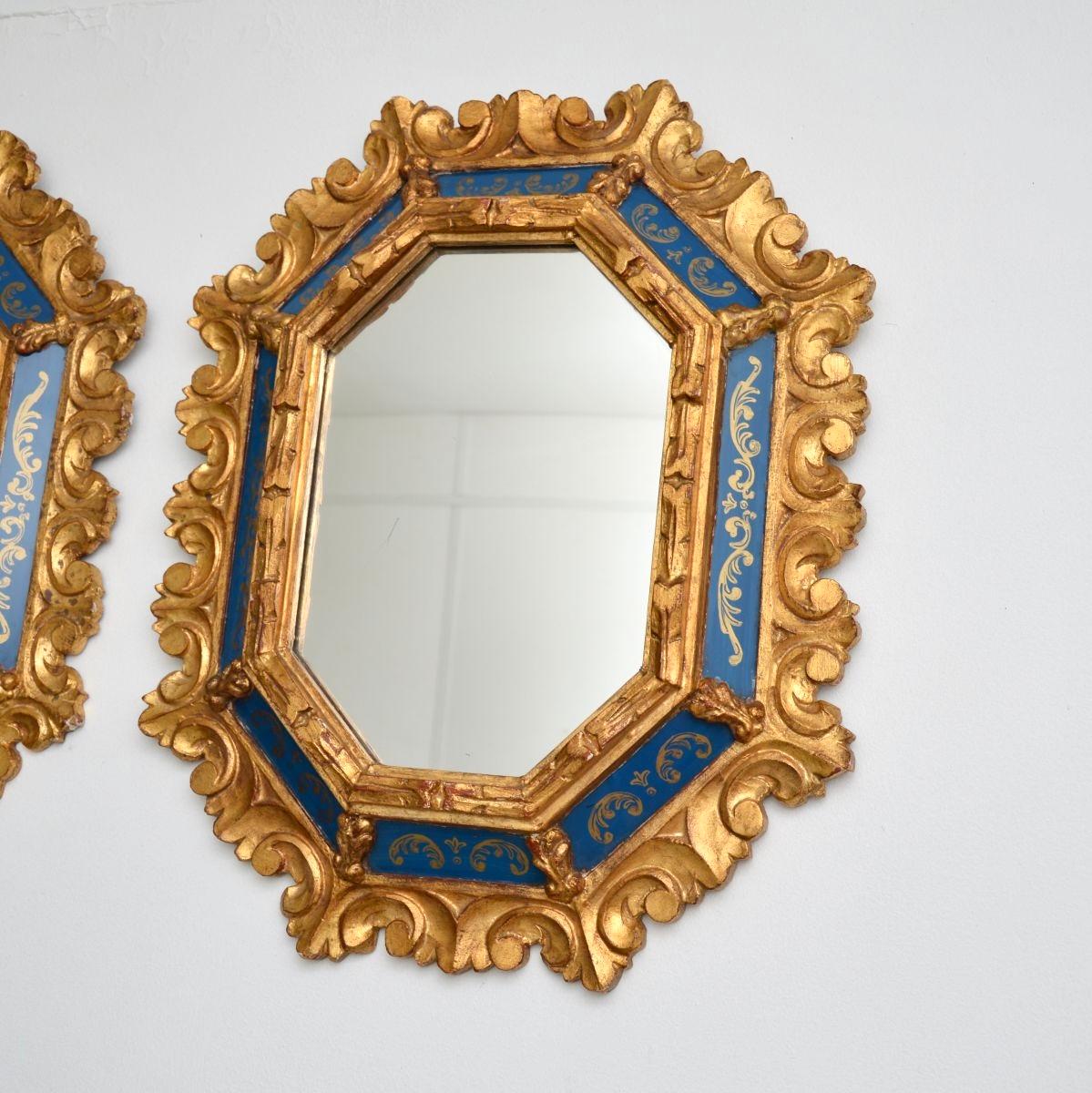 Rococo Paire d'anciens miroirs décoratifs italiens en bois doré en vente