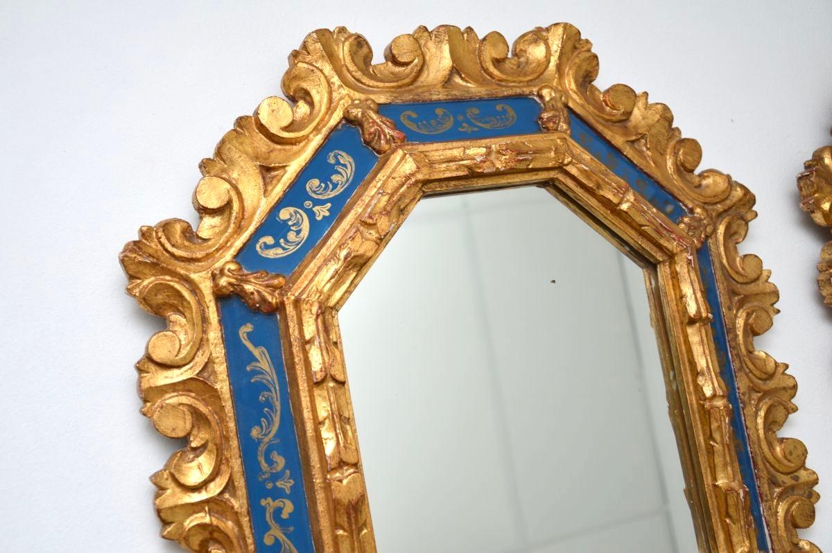 Paire d'anciens miroirs décoratifs italiens en bois doré Bon état - En vente à London, GB