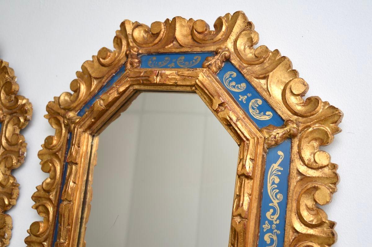 Milieu du XXe siècle Paire d'anciens miroirs décoratifs italiens en bois doré en vente