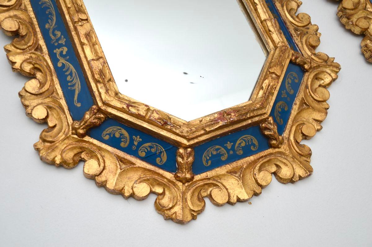 Miroir Paire d'anciens miroirs décoratifs italiens en bois doré en vente