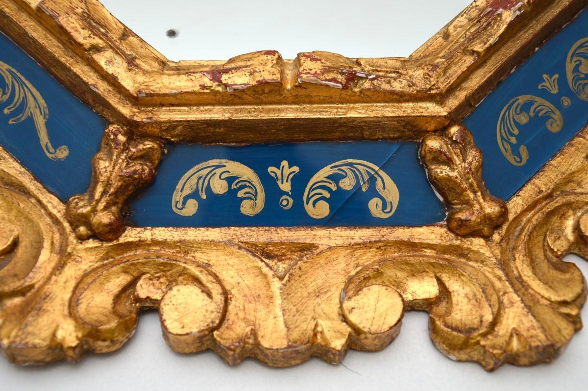 Paire d'anciens miroirs décoratifs italiens en bois doré en vente 1