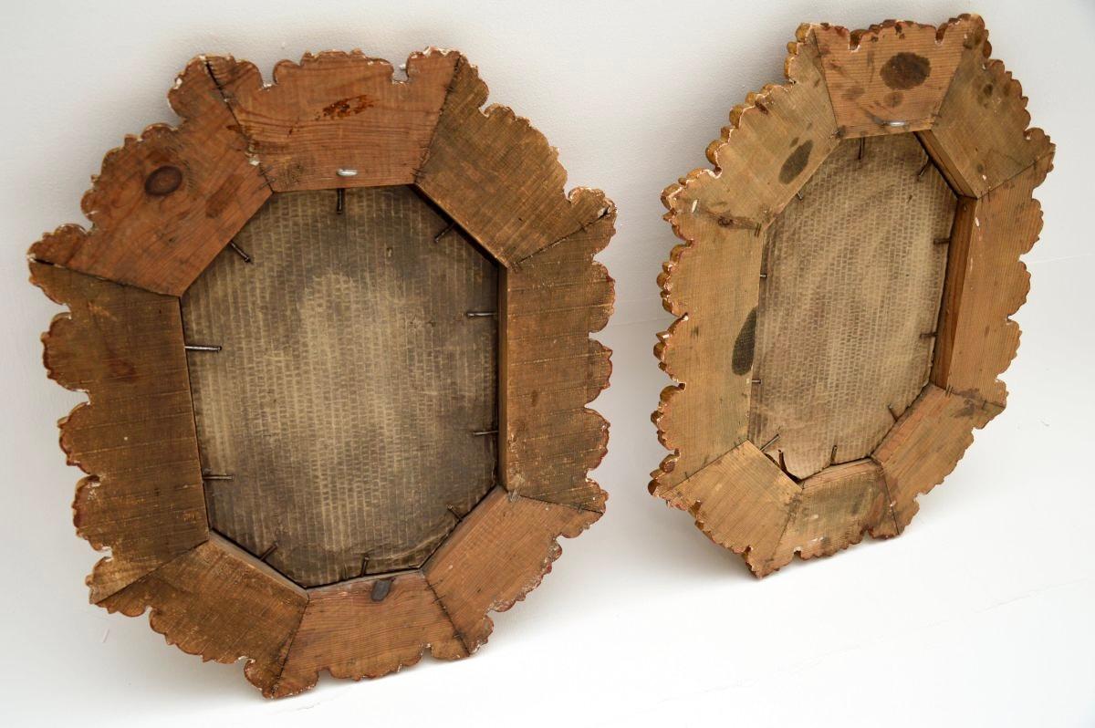 Paire d'anciens miroirs décoratifs italiens en bois doré en vente 3