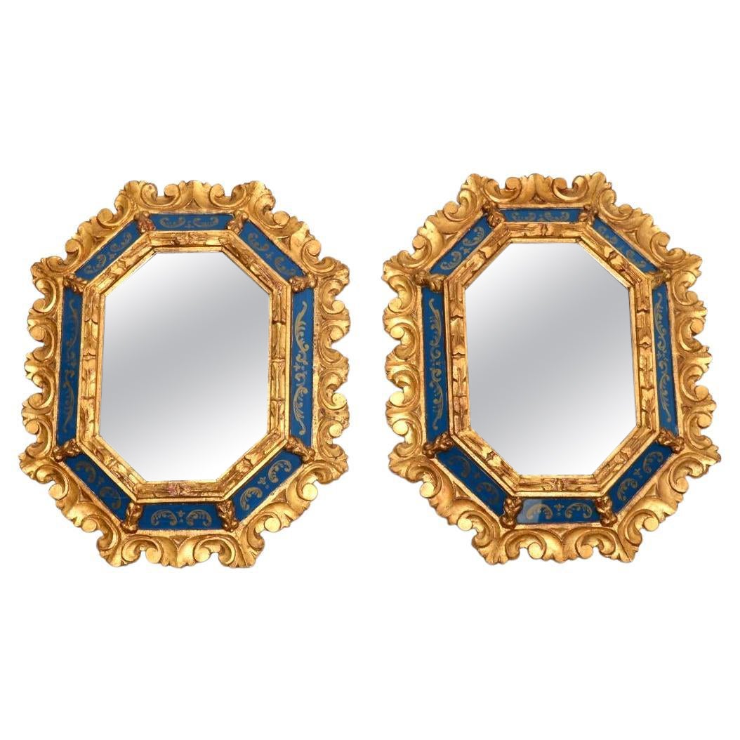 Paire d'anciens miroirs décoratifs italiens en bois doré en vente