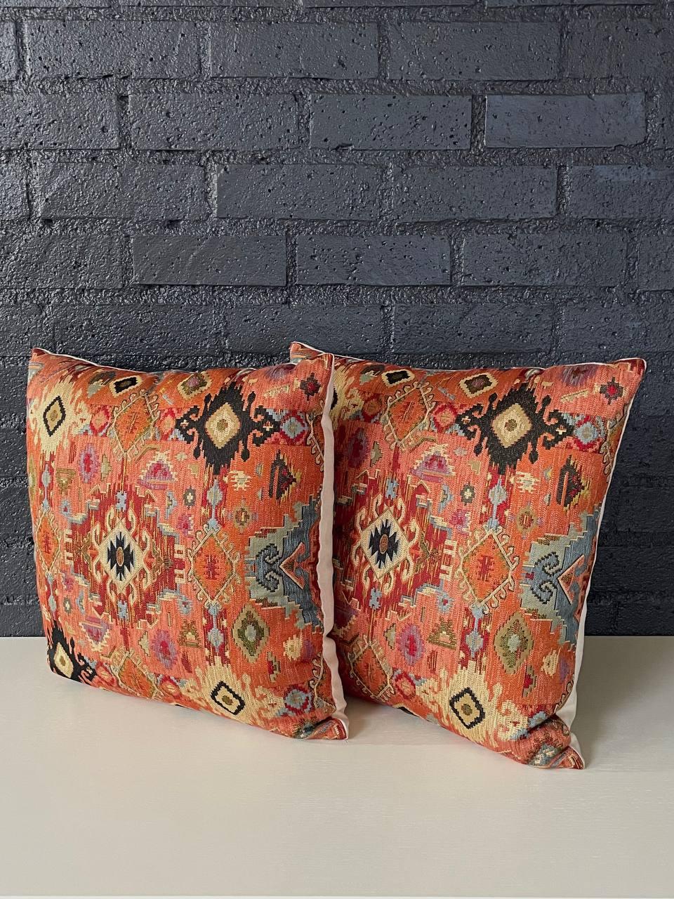 Autre Paire de coussins décoratifs italiens anciens carrés en textile en vente