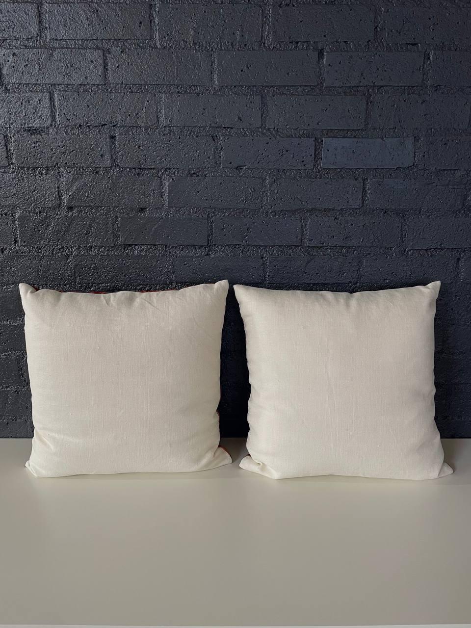 Paire de coussins décoratifs italiens anciens carrés en textile Bon état - En vente à Los Angeles, CA
