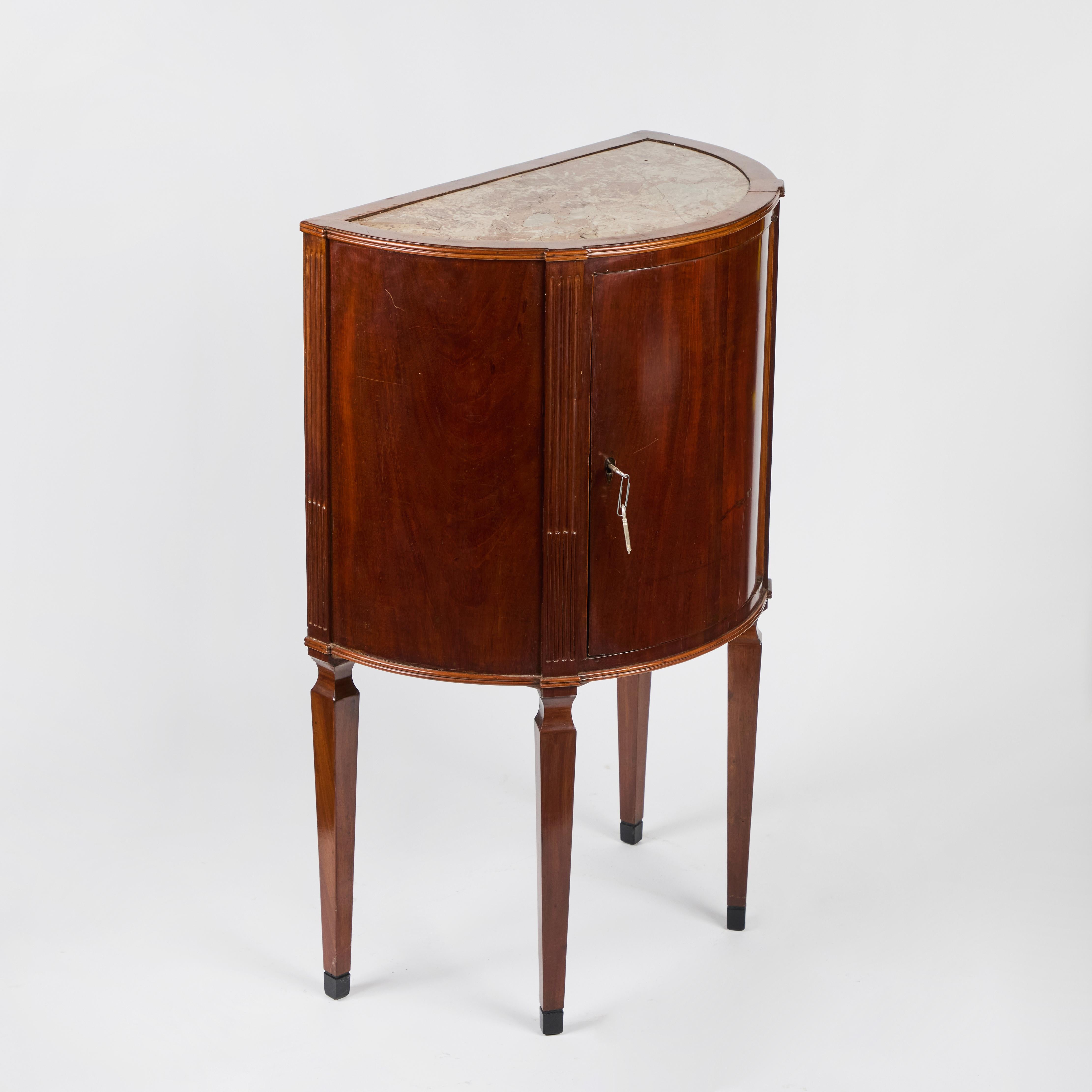 Pareja de Mesas de Armario de Madera de Cerezo Demi Lune Italianas Antiguas Tapas de Mármol en venta 7